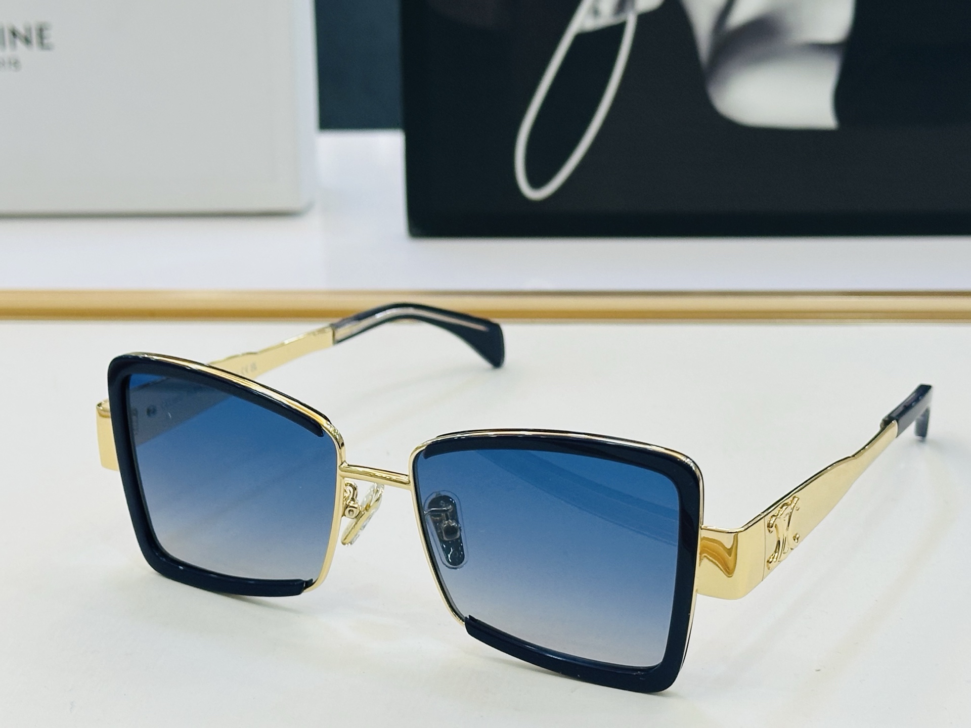 【CELINE】赛琳 CL40338F Size：53口17-145 一直热销的款式，欧美风 光泽度好 