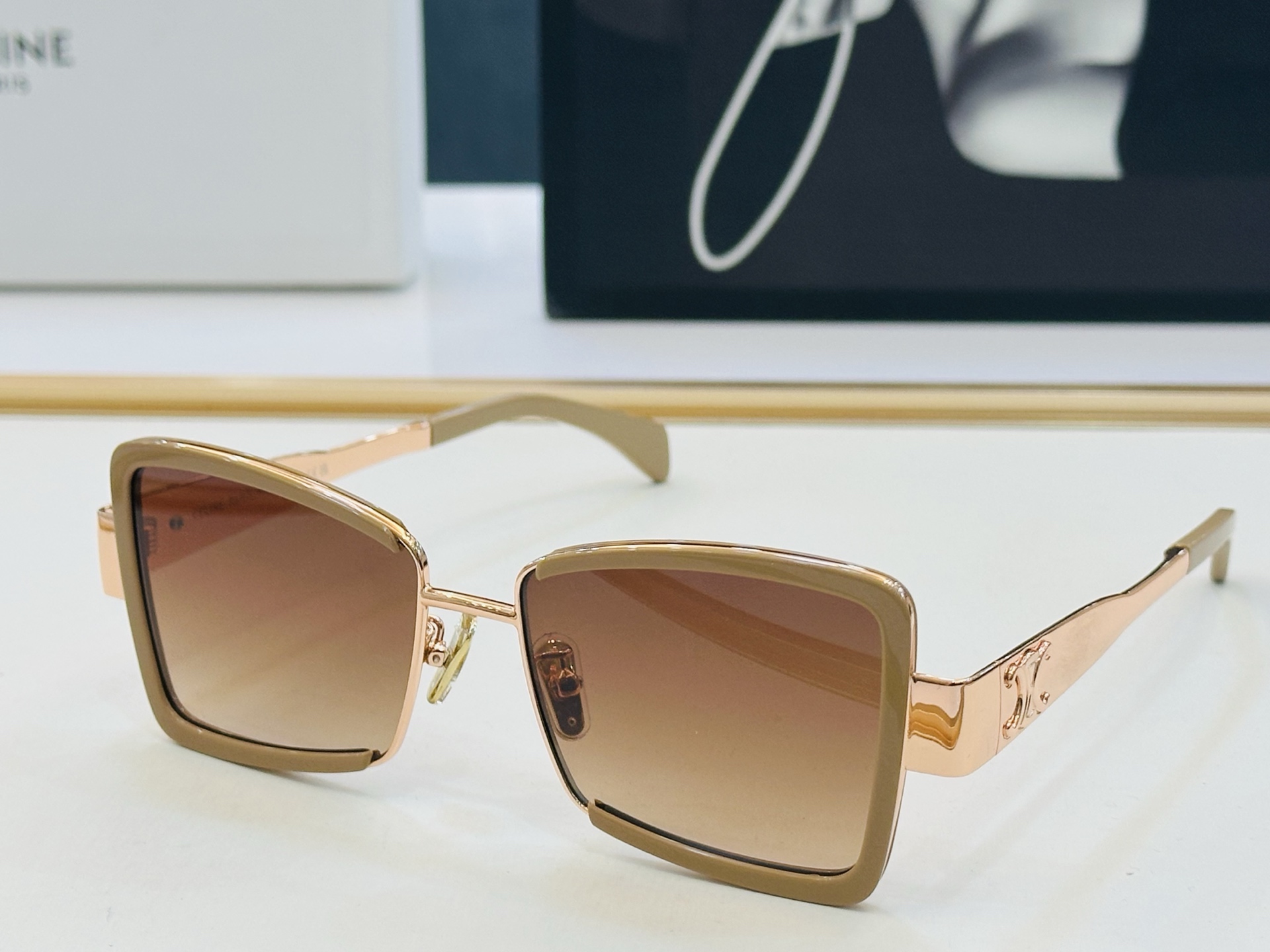 【CELINE】赛琳 CL40338F Size：53口17-145 一直热销的款式，欧美风 光泽度好 