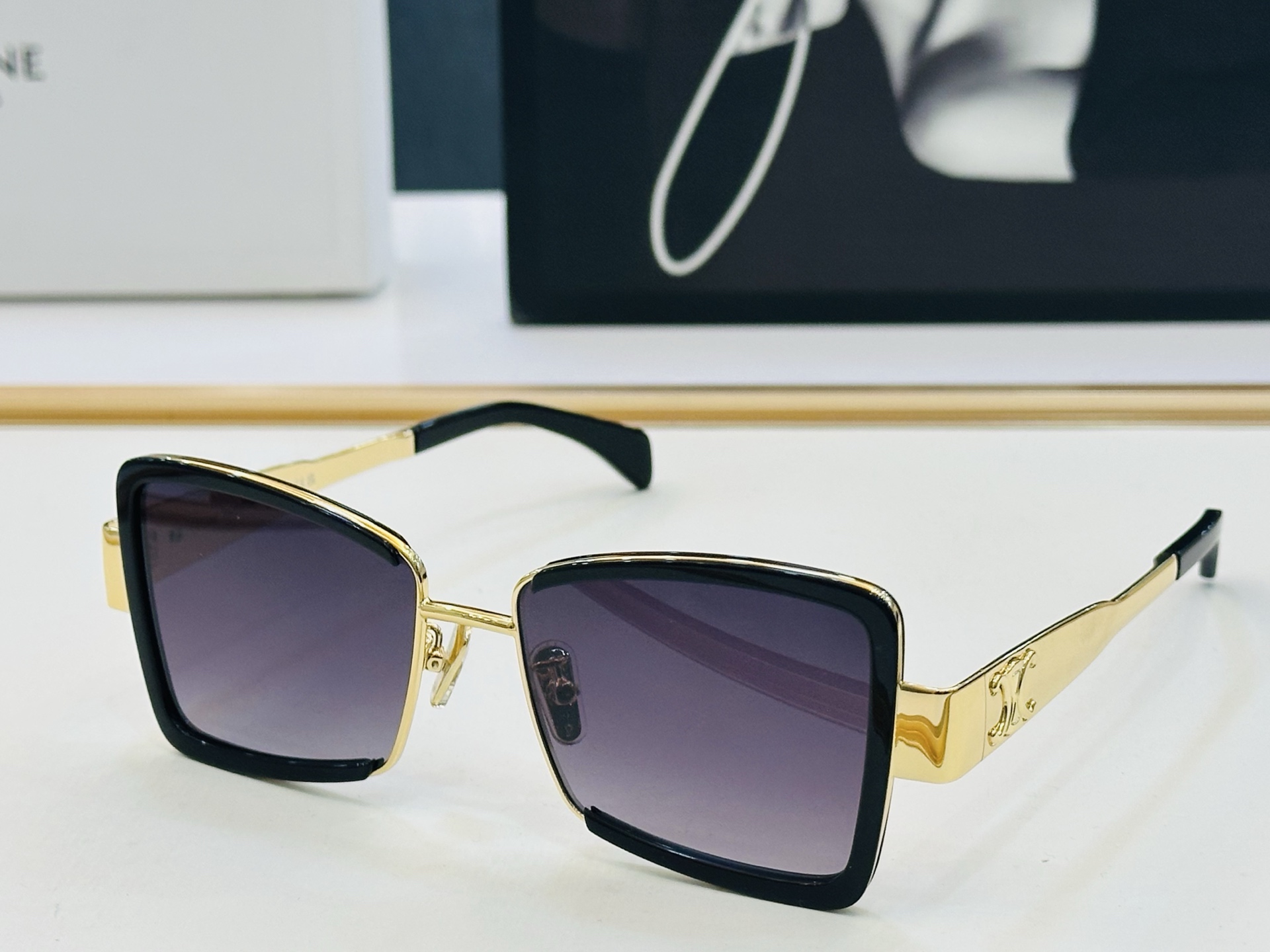 【CELINE】赛琳 CL40338F Size：53口17-145 一直热销的款式，欧美风 光泽度好 