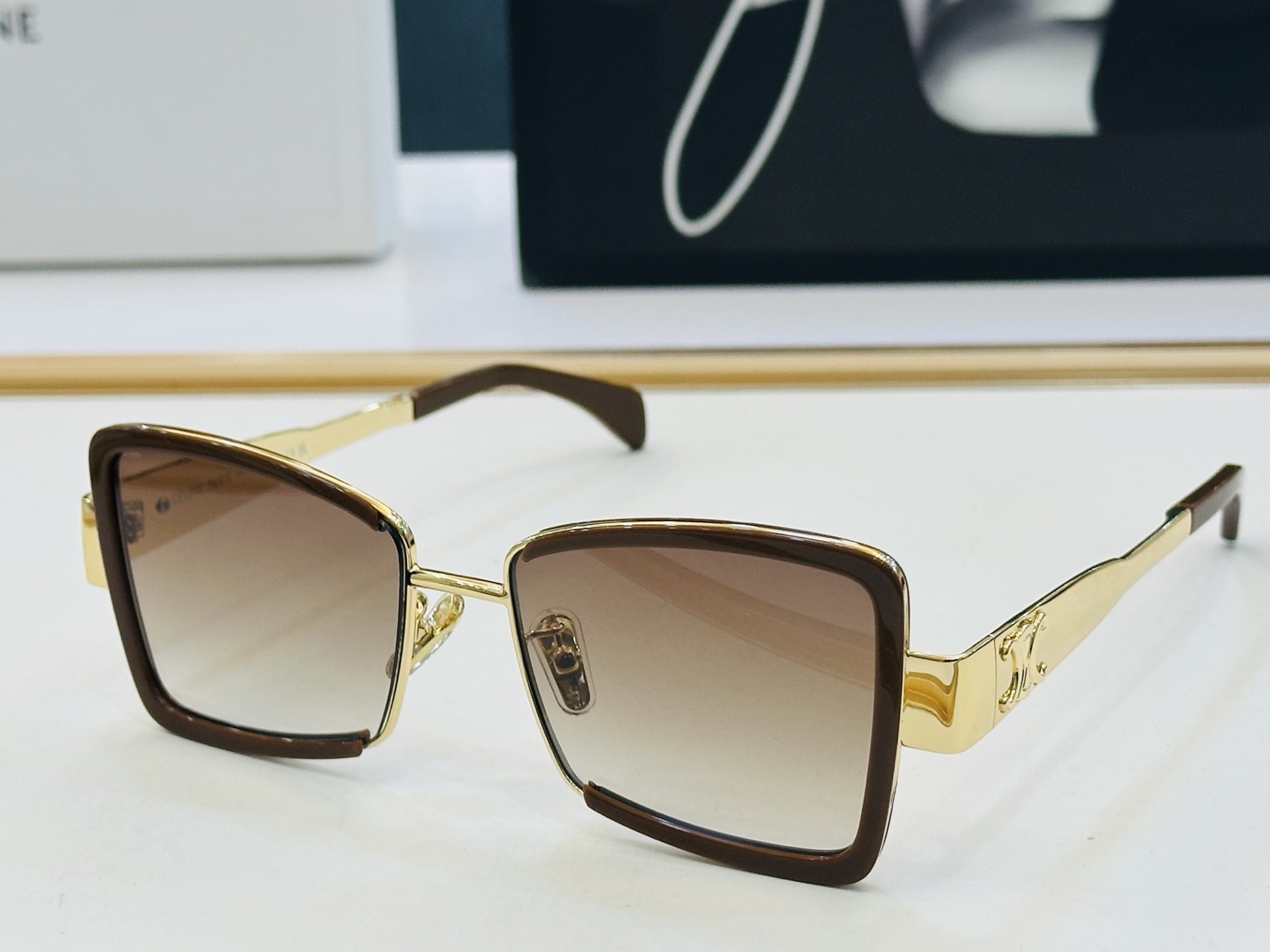 【CELINE】赛琳 CL40338F Size：53口17-145 一直热销的款式，欧美风 光泽度好 