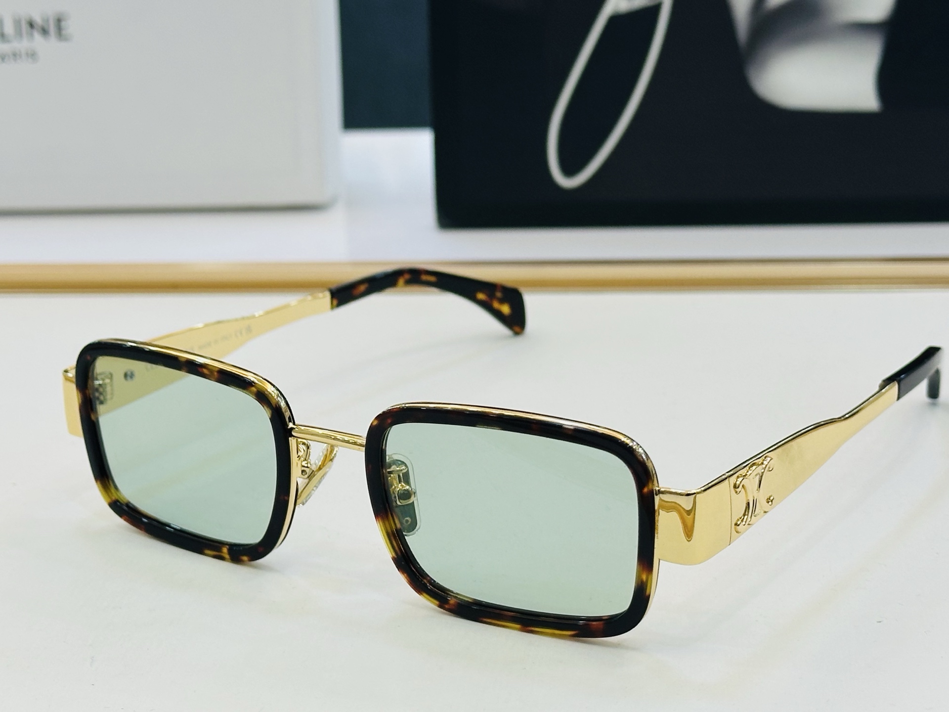 【CELINE】赛琳 CL40335F Size：50口23-145 一直热销的款式，欧美风 光泽度好 