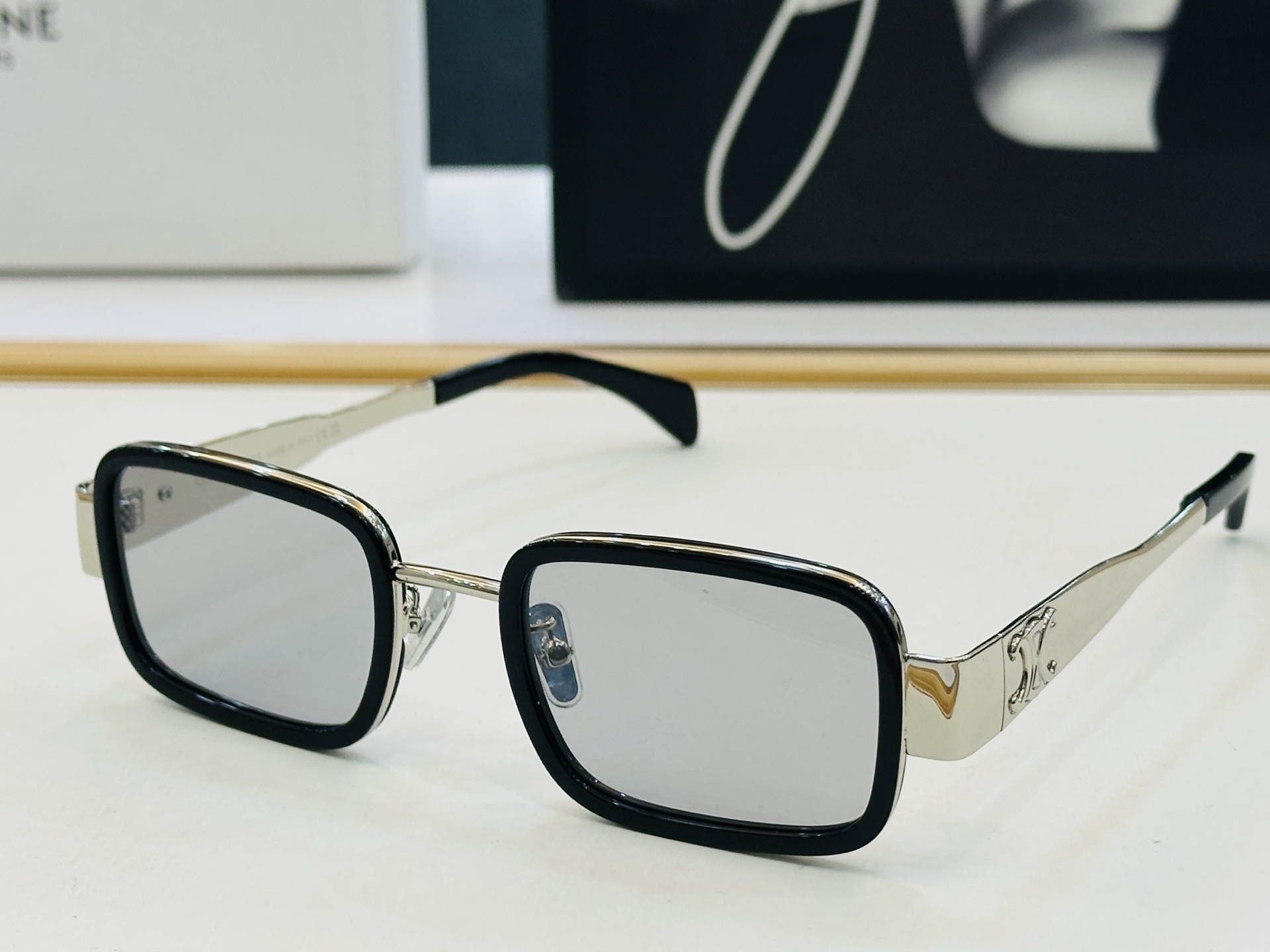 【CELINE】赛琳 CL40335F Size：50口23-145 一直热销的款式，欧美风 光泽度好 