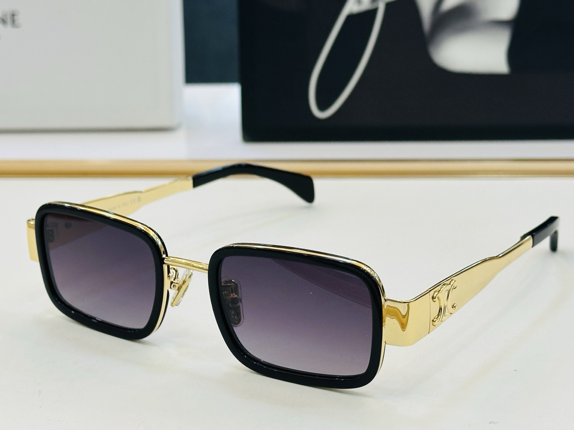 【CELINE】赛琳 CL40335F Size：50口23-145 一直热销的款式，欧美风 光泽度好 