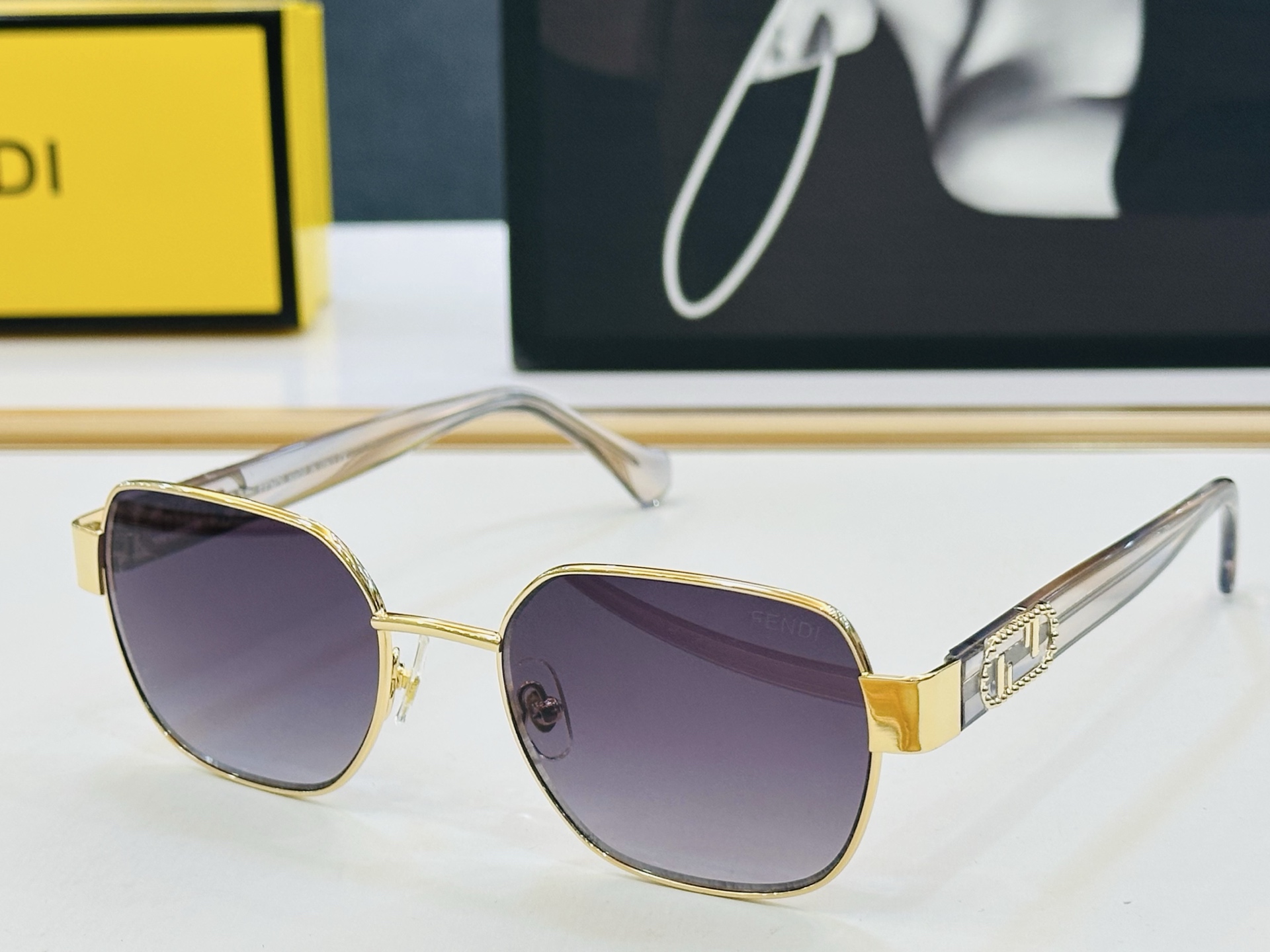 。新款FEND* FE40052 Size：53口19-145🎁芬家 😀👏时尚经典 L太阳镜