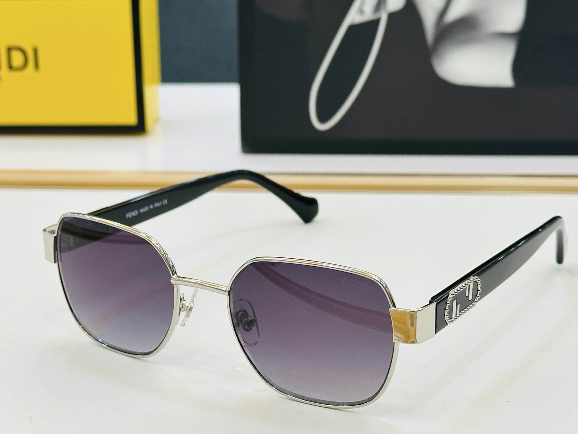 。新款FEND* FE40052 Size：53口19-145🎁芬家 😀👏时尚经典 L太阳镜