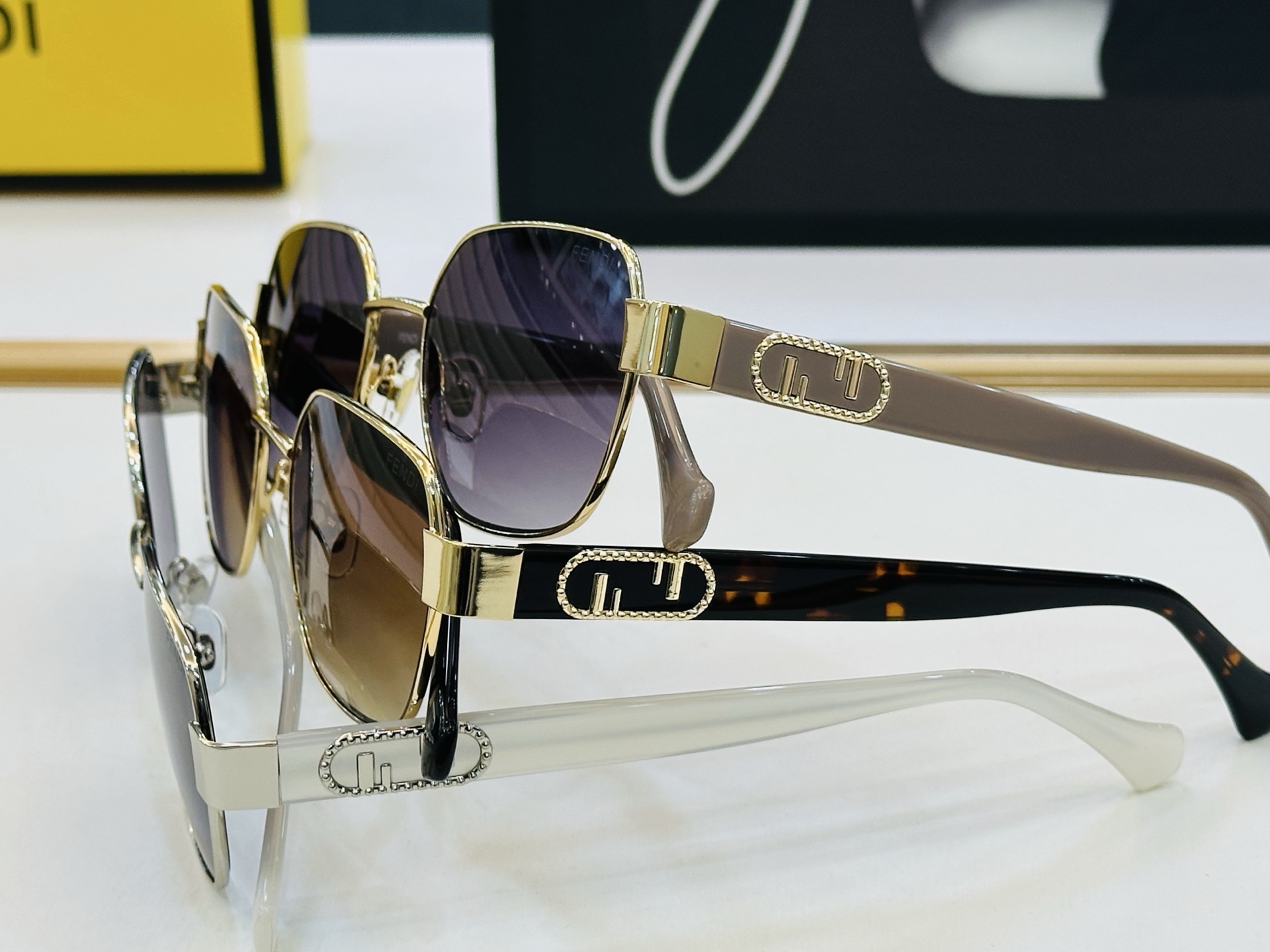 。新款FEND* FE40052 Size：53口19-145🎁芬家 😀👏时尚经典 L太阳镜