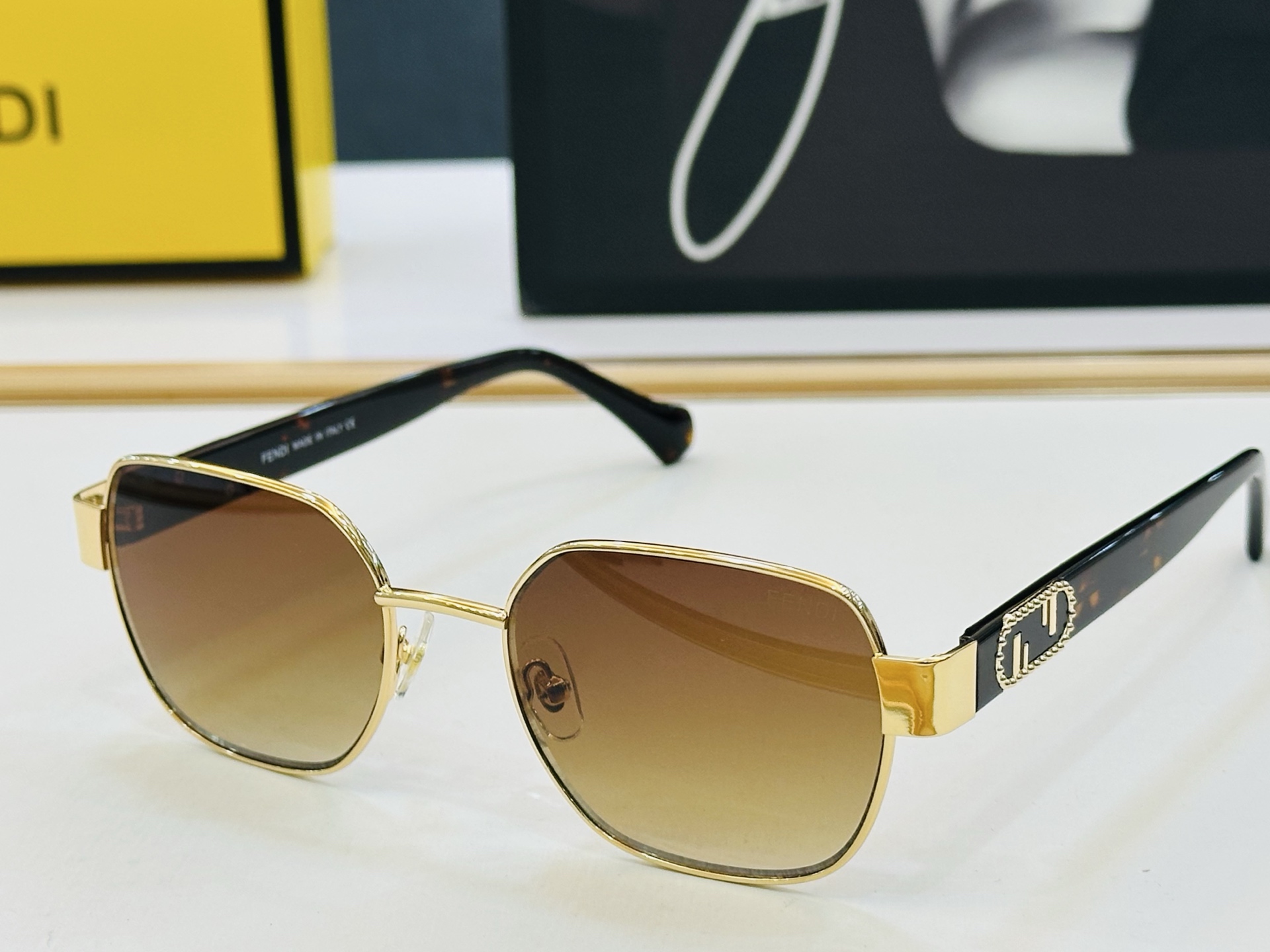 。新款FEND* FE40052 Size：53口19-145🎁芬家 😀👏时尚经典 L太阳镜