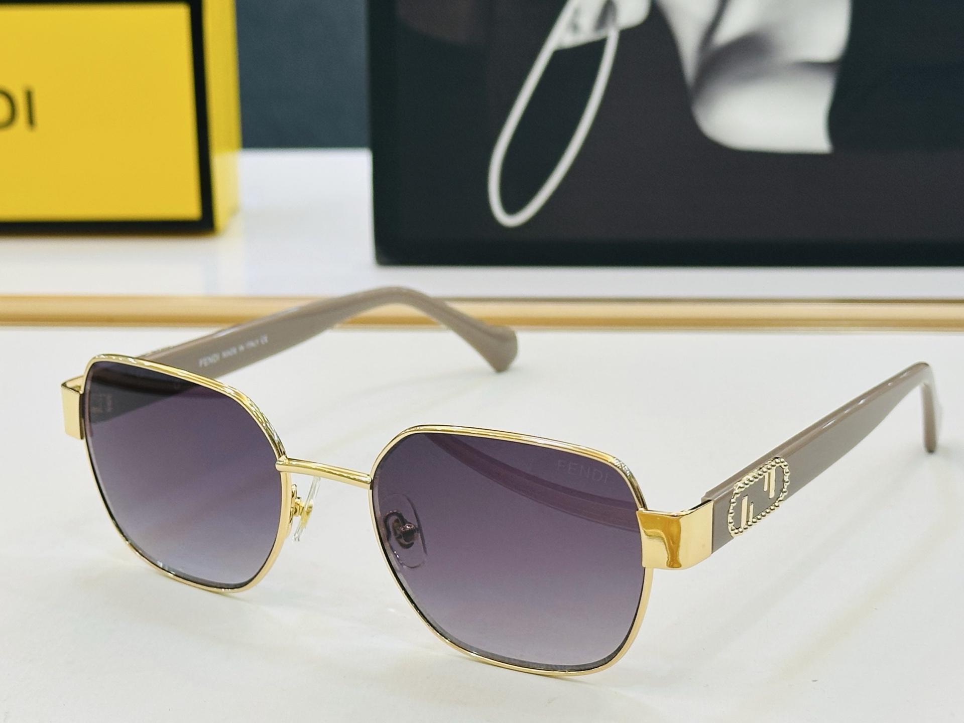 。新款FEND* FE40052 Size：53口19-145🎁芬家 😀👏时尚经典 L太阳镜