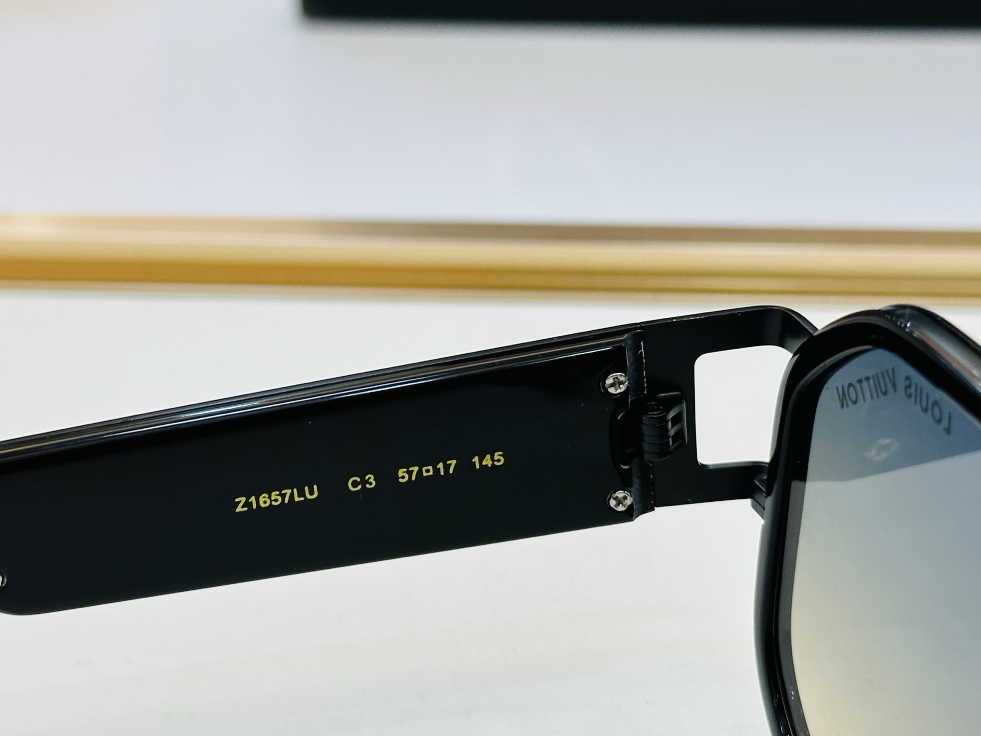 路易家 🎩Z1657LU Size：57口17-145 充满活力的 展现独特个性🌟展现大气的你 J高品质