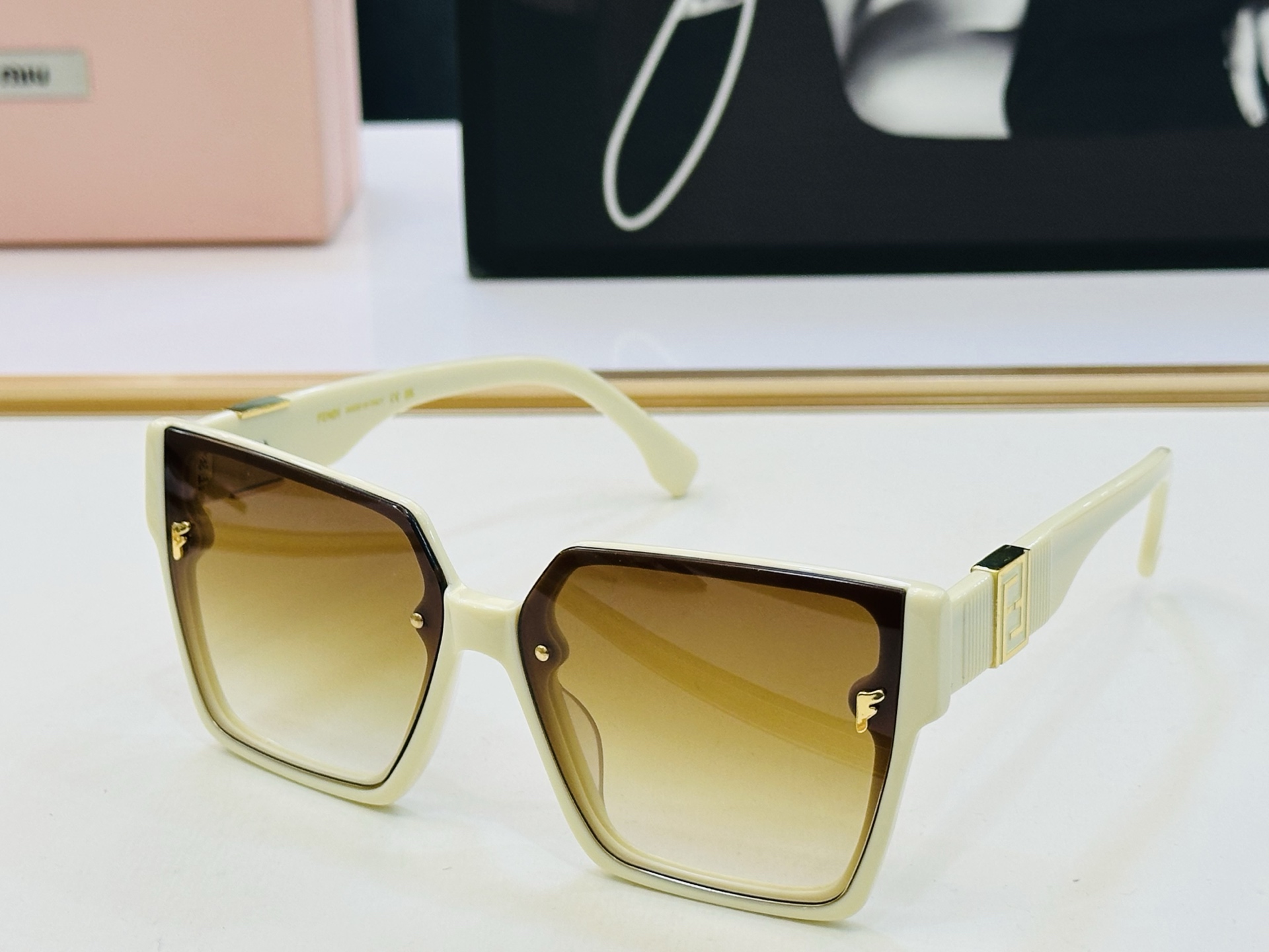 FEND* 芬家 FE23027 Size：62口13-145 👍👍标新立异 👄👄b适合各种脸型