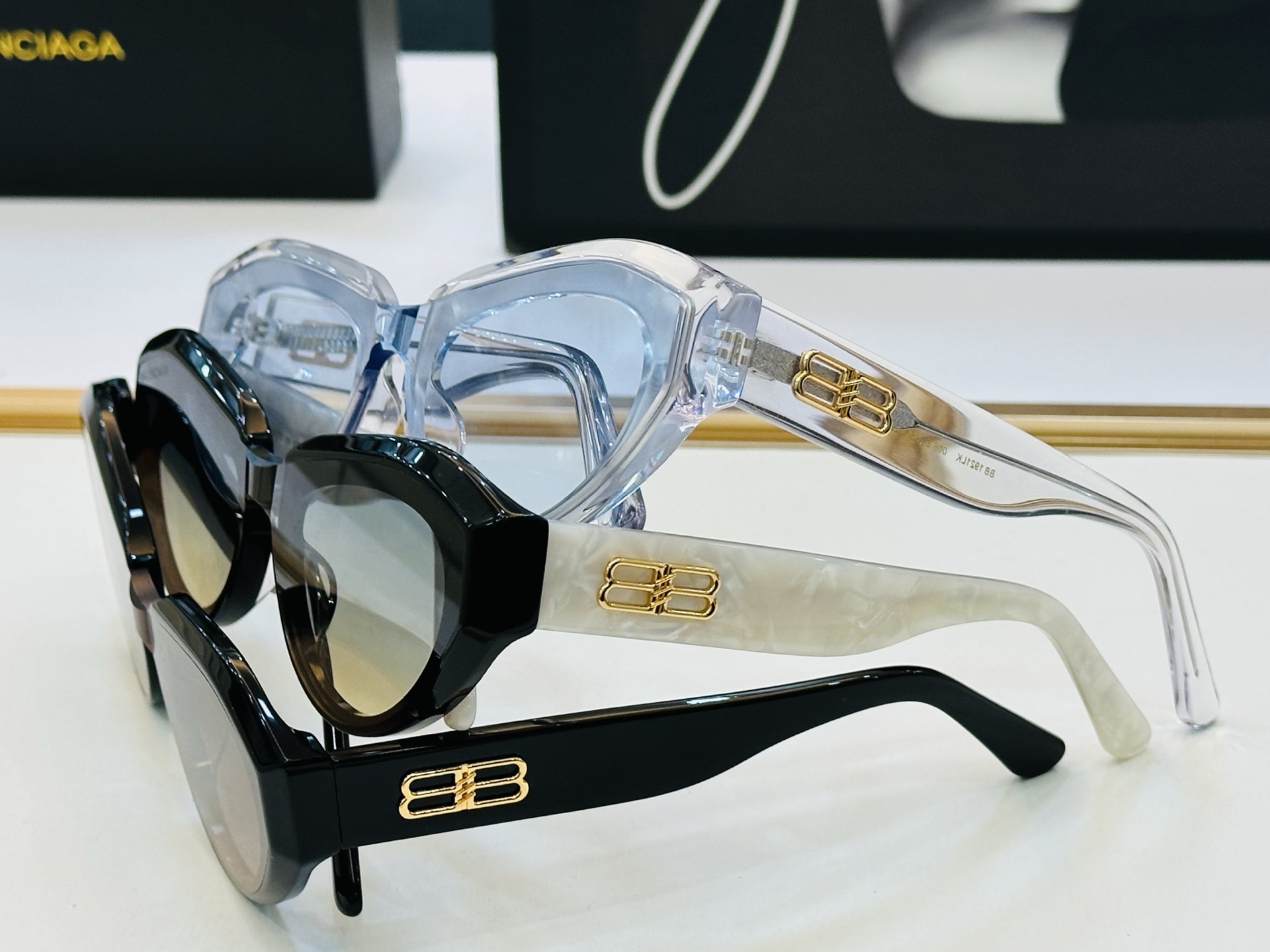 BALENCIAGA巴黎世家 BB1921LK Size：51口22-143 版型很特别的设计让人一眼爱