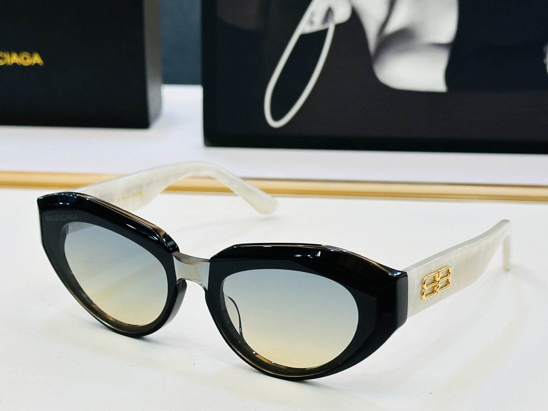 BALENCIAGA巴黎世家 BB1921LK Size：51口22-143 版型很特别的设计让人一眼爱