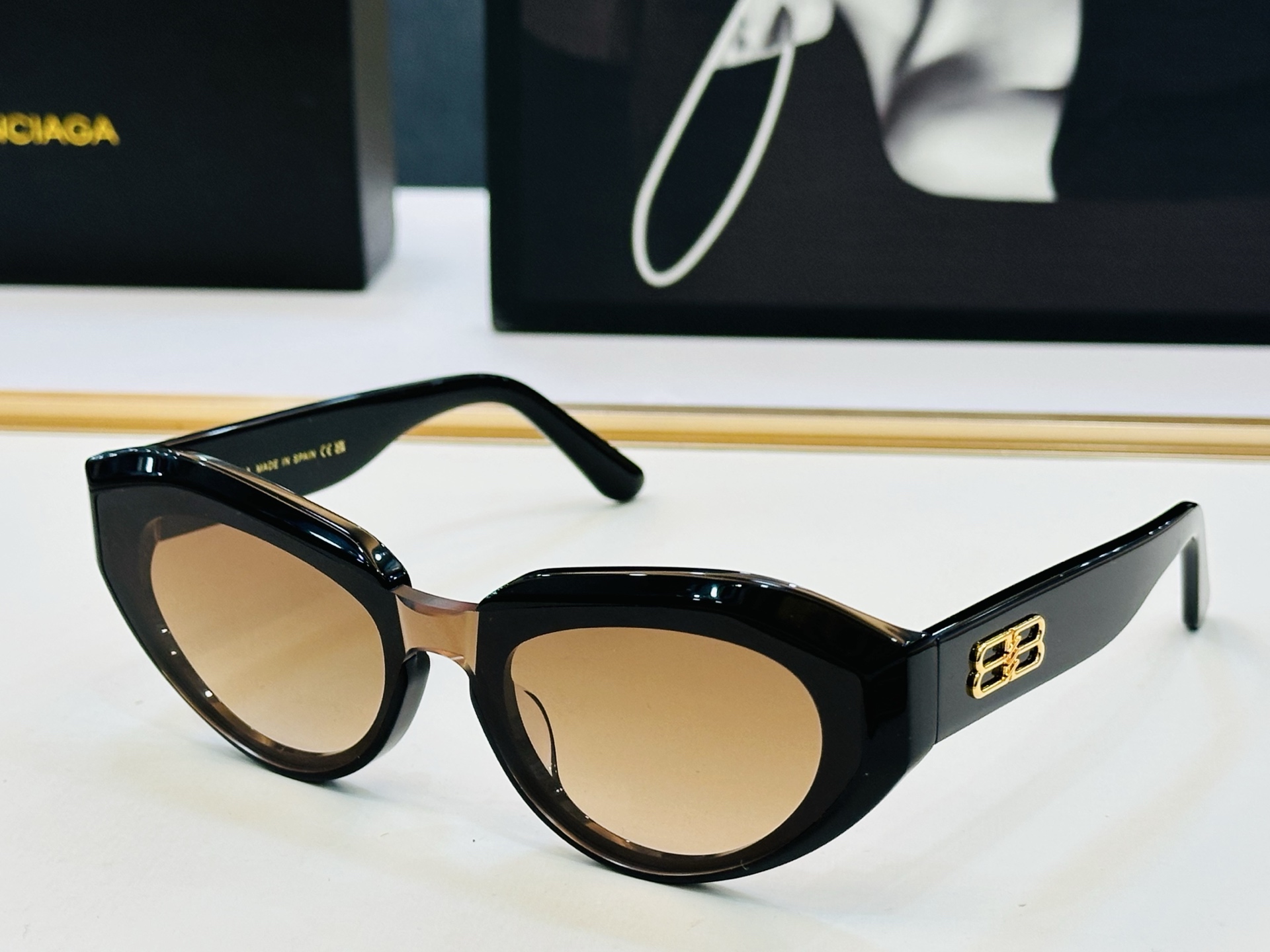 BALENCIAGA巴黎世家 BB1921LK Size：51口22-143 版型很特别的设计让人一眼爱