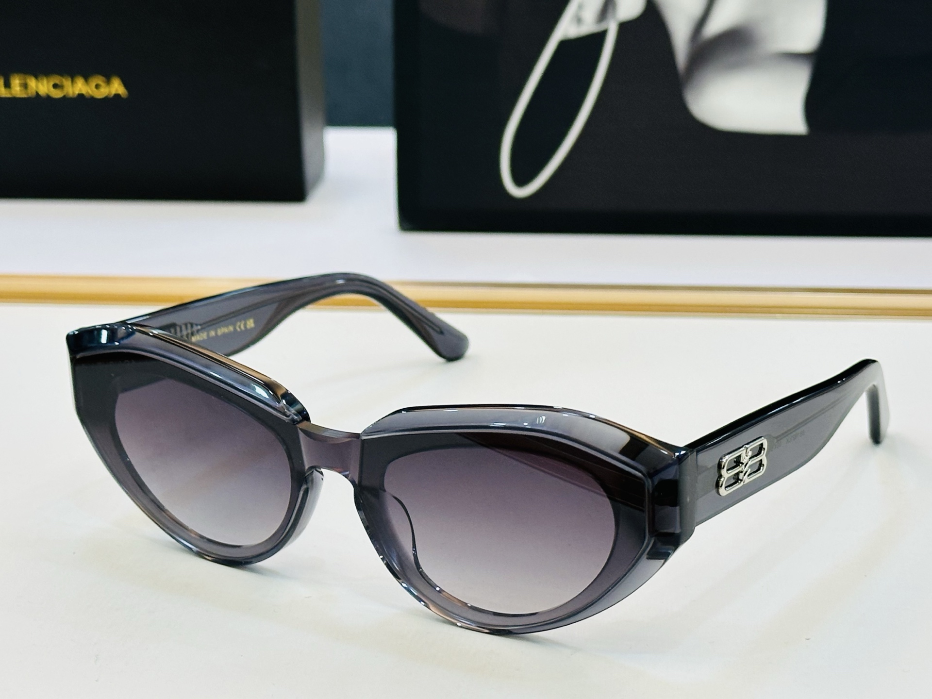 BALENCIAGA巴黎世家 BB1921LK Size：51口22-143 版型很特别的设计让人一眼爱