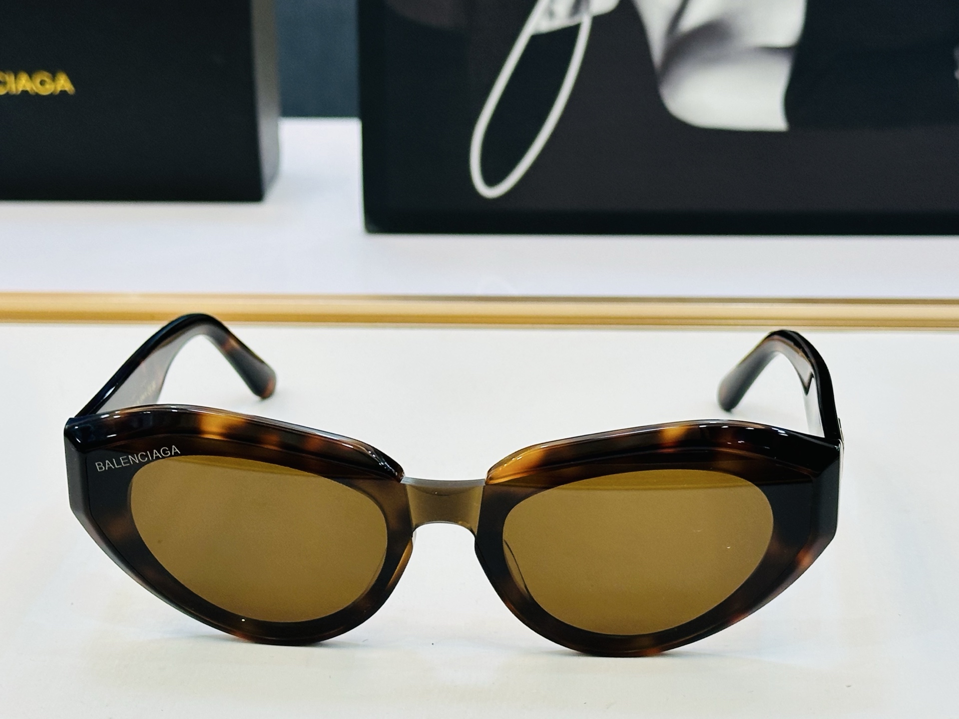 BALENCIAGA巴黎世家 BB1921LK Size：51口22-143 版型很特别的设计让人一眼爱