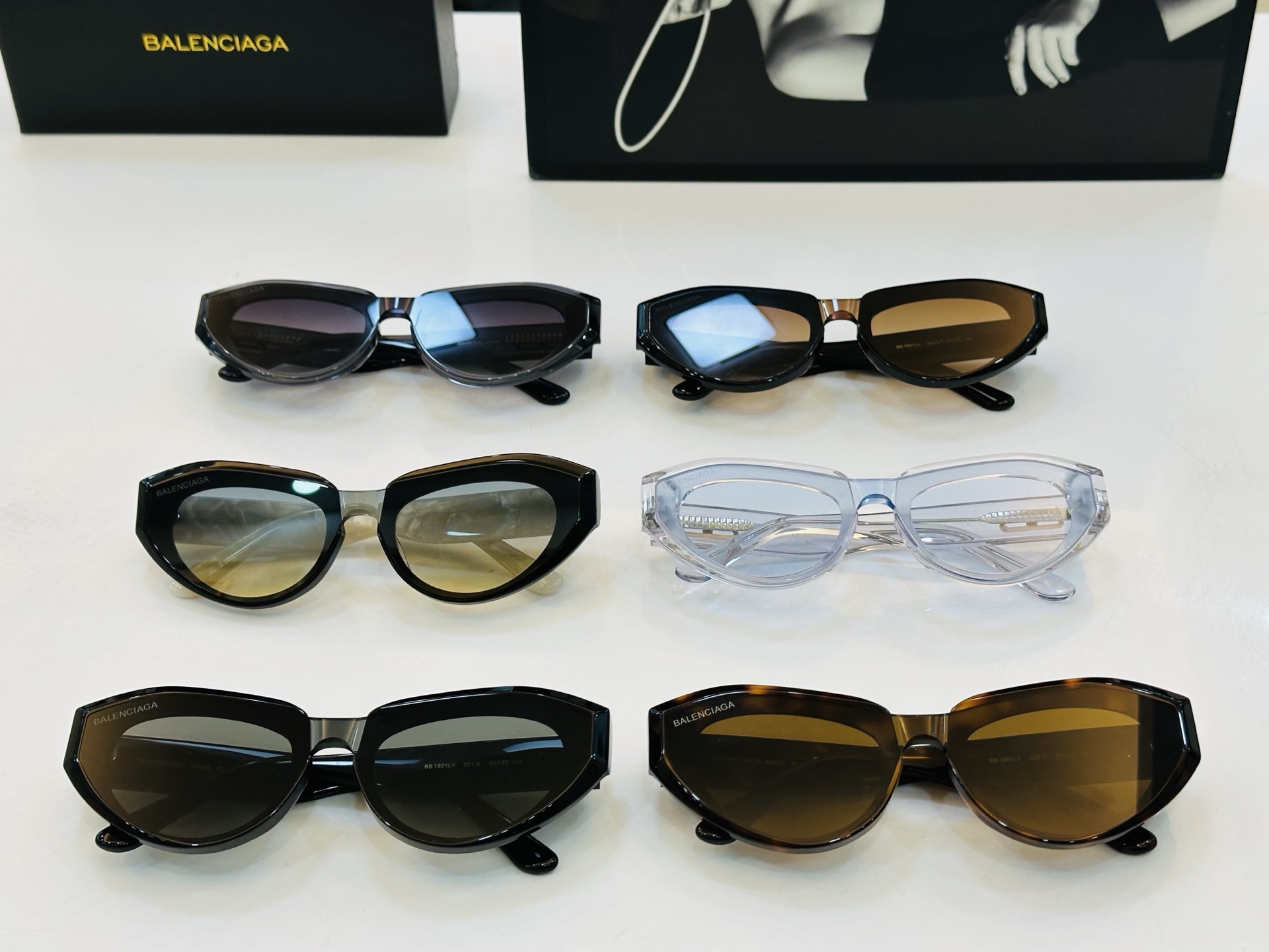 BALENCIAGA巴黎世家 BB1921LK Size：51口22-143 版型很特别的设计让人一眼爱