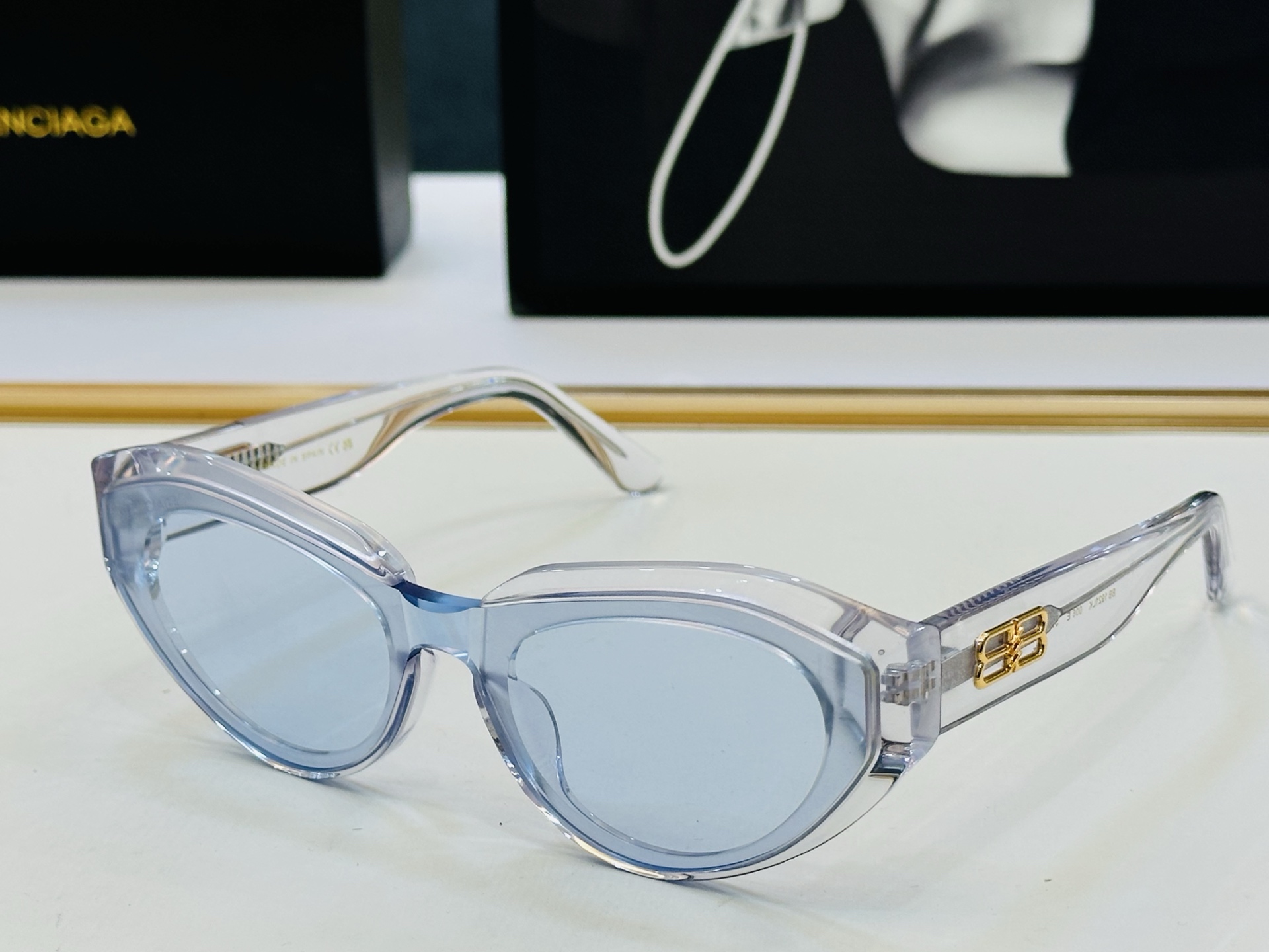 BALENCIAGA巴黎世家 BB1921LK Size：51口22-143 版型很特别的设计让人一眼爱