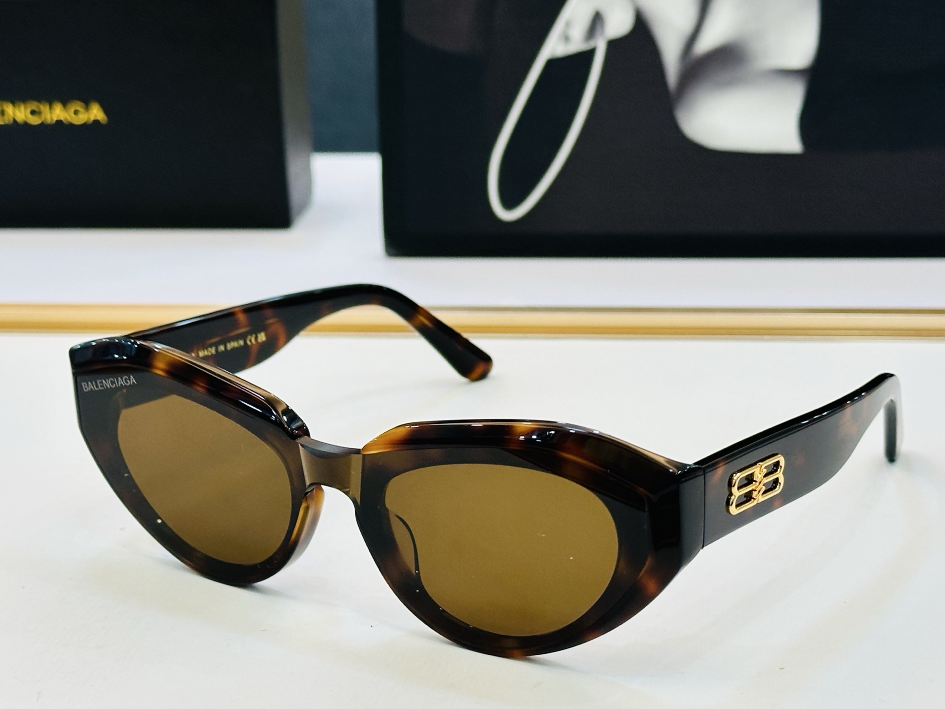 BALENCIAGA巴黎世家 BB1921LK Size：51口22-143 版型很特别的设计让人一眼爱