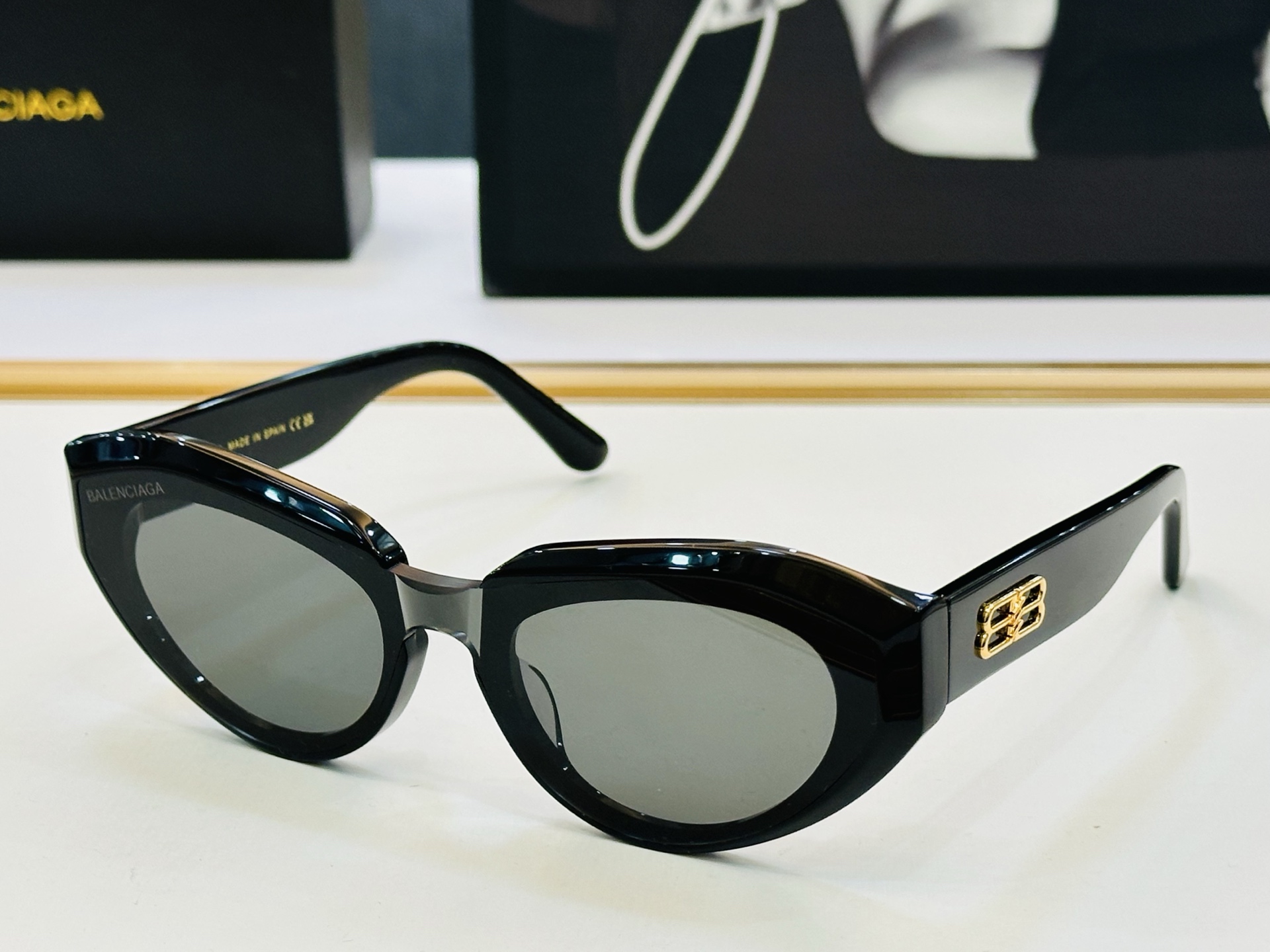 BALENCIAGA巴黎世家 BB1921LK Size：51口22-143 版型很特别的设计让人一眼爱