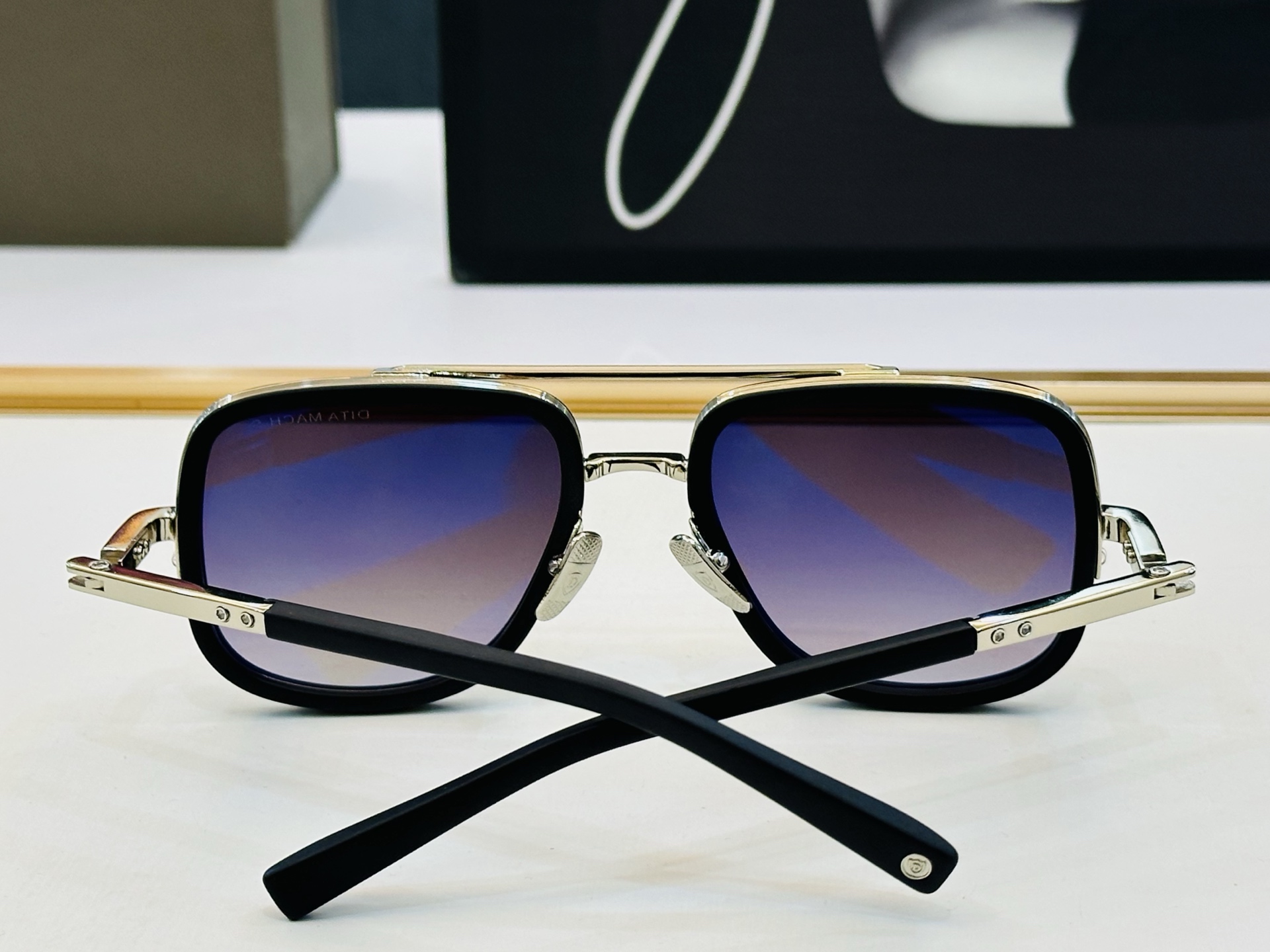 官网款 DlT* 迪塔 Size：54口21-147 意大利最新原单货 [得意][得意]男款太阳镜大气 