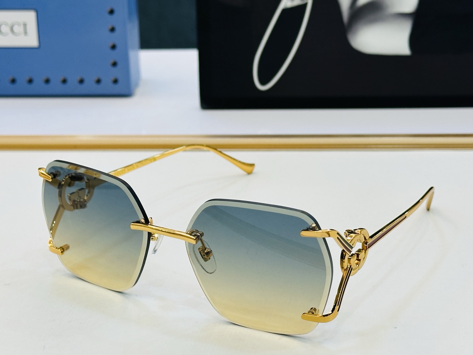 GUCC* 古家 GG1668 🐝🐝系列 Size：62口18-132 🍁🍁K 超绝品质 太阳镜 。