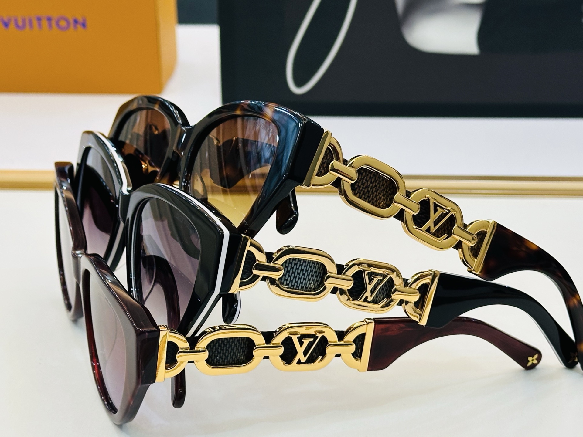 路易家 LOUIS *VUITON 原单高品质 Model: Z2640U 高端货 Size：55口18