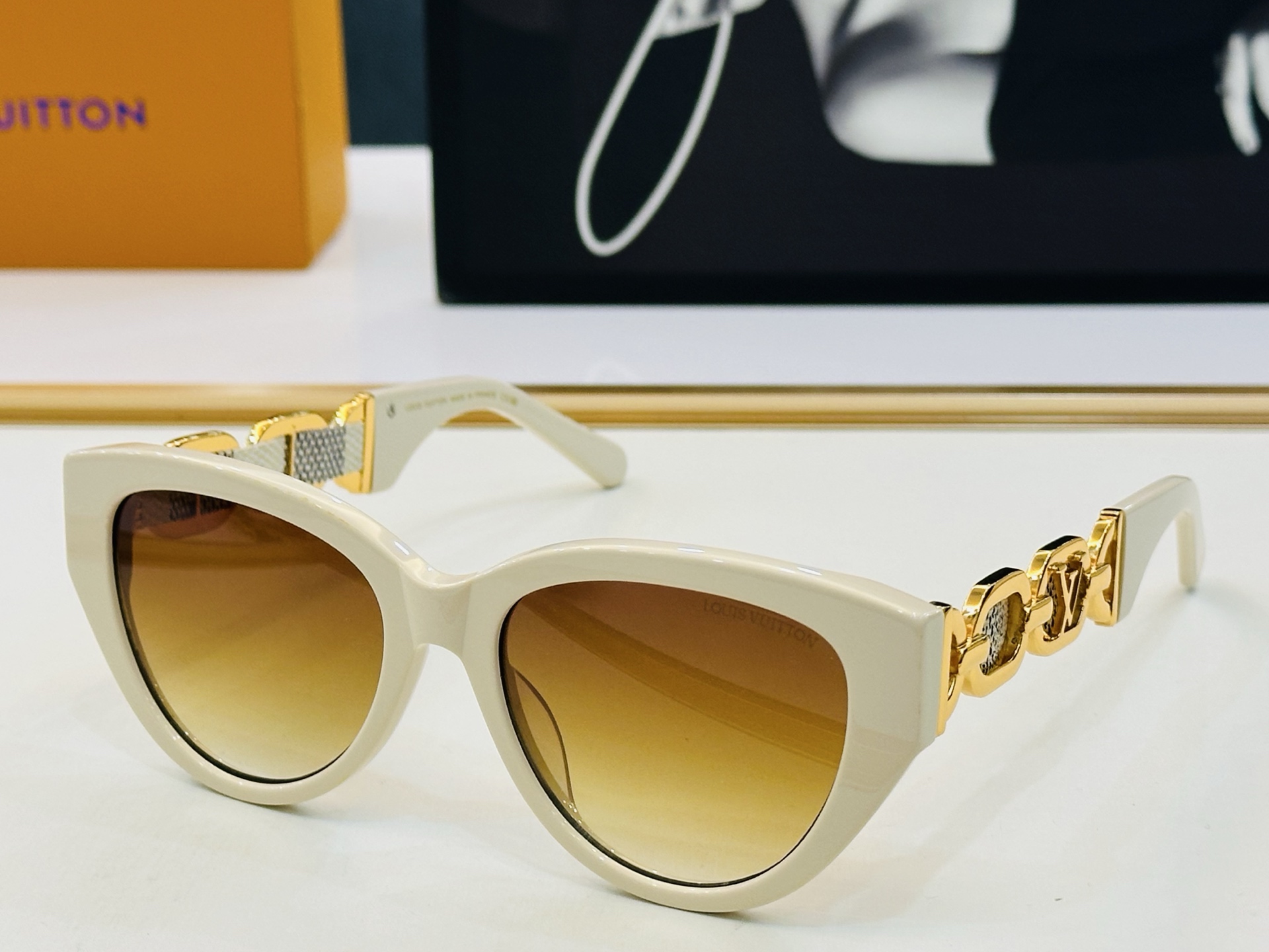 路易家 LOUIS *VUITON 原单高品质 Model: Z2640U 高端货 Size：55口18