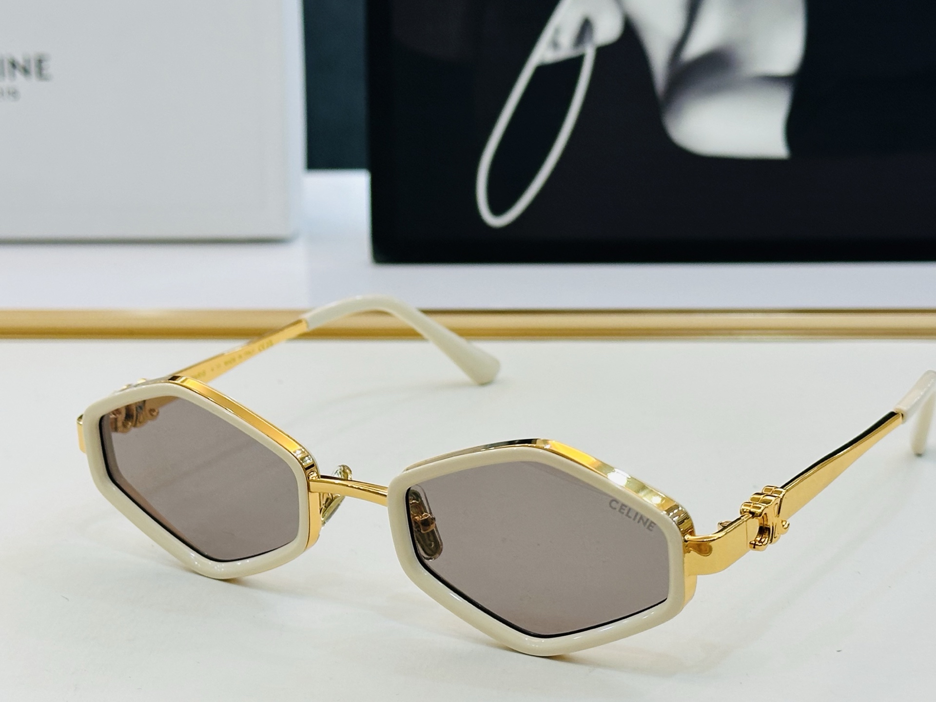 【CELINE】赛琳 CL42136U Size：54口23-143 一直热销的款式，欧美风 光泽度好 