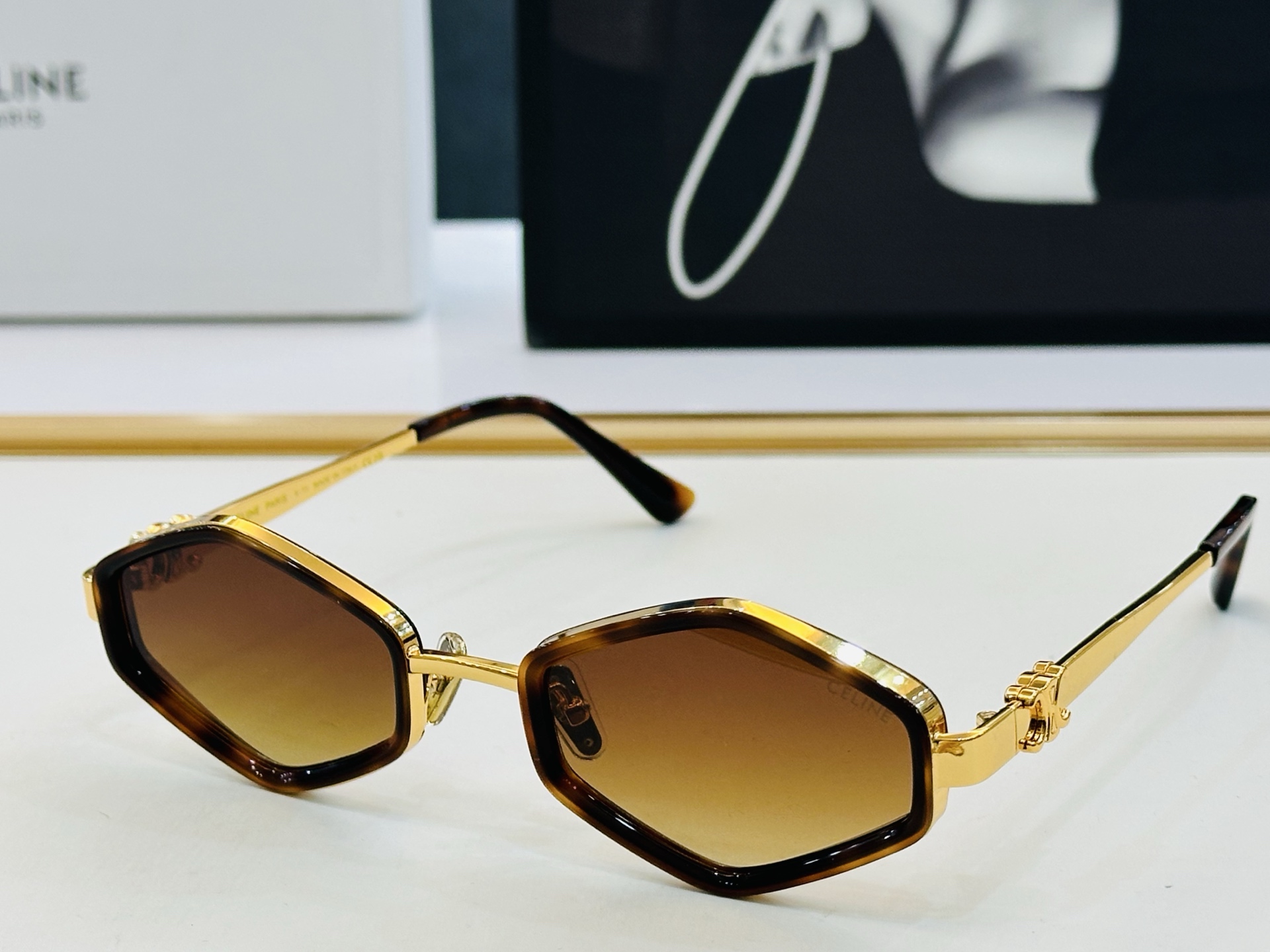 【CELINE】赛琳 CL42136U Size：54口23-143 一直热销的款式，欧美风 光泽度好 