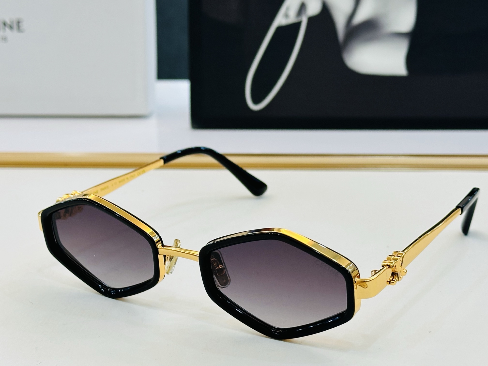 【CELINE】赛琳 CL42136U Size：54口23-143 一直热销的款式，欧美风 光泽度好 