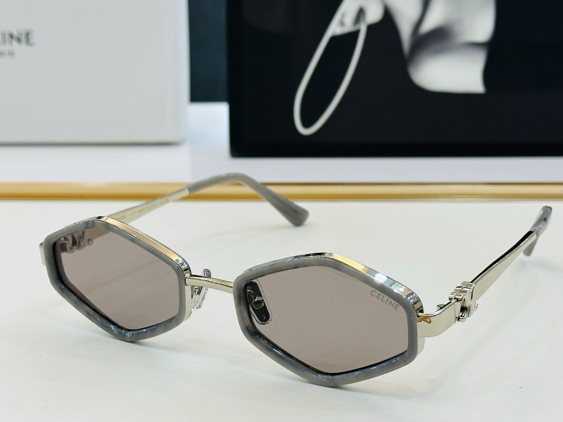 【CELINE】赛琳 CL42136U Size：54口23-143 一直热销的款式，欧美风 光泽度好 