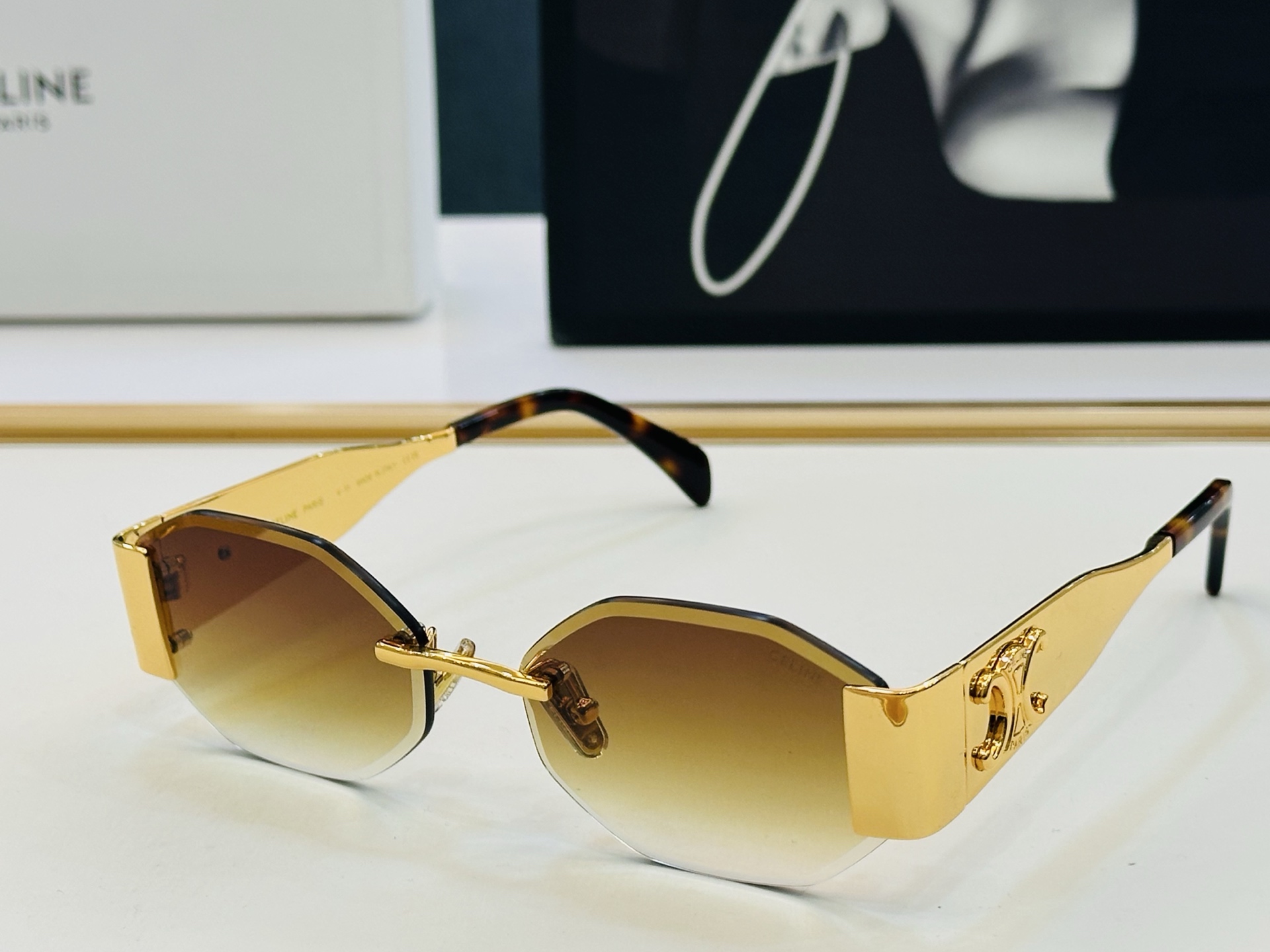 【CELINE】赛琳 CL1864LU Size：57口17-145 一直热销的款式 欧美风 光泽度好 