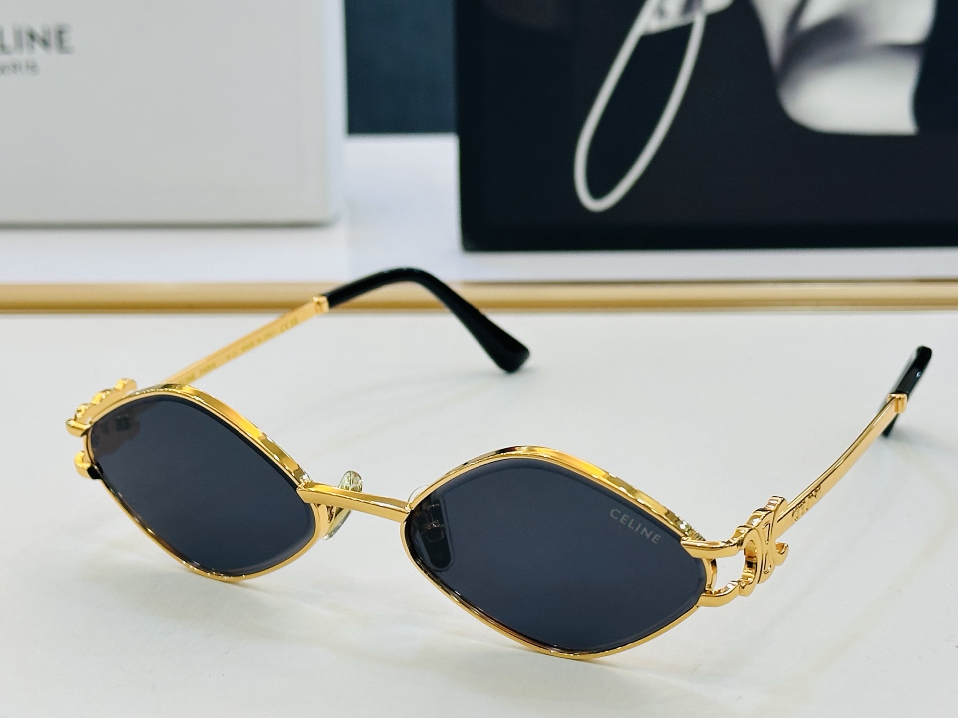 【CELINE】赛琳 CL42149U Size：57口18-140 一直热销的款式 欧美风 光泽度好 