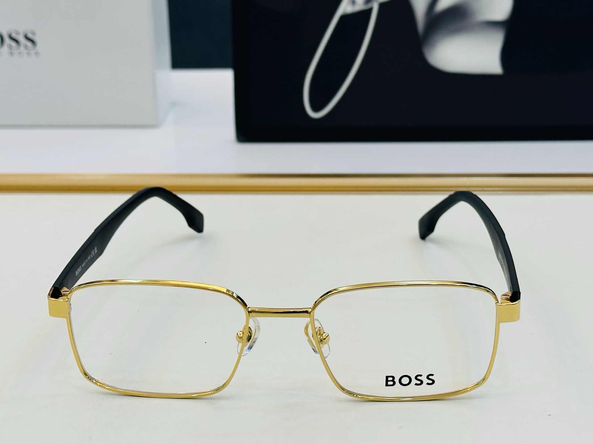 🆕 BOSS1769 Size：57口18-145 🕶🕶💋💋👣👣 不挑脸 🍁经典不过时框型 Z品质优良 