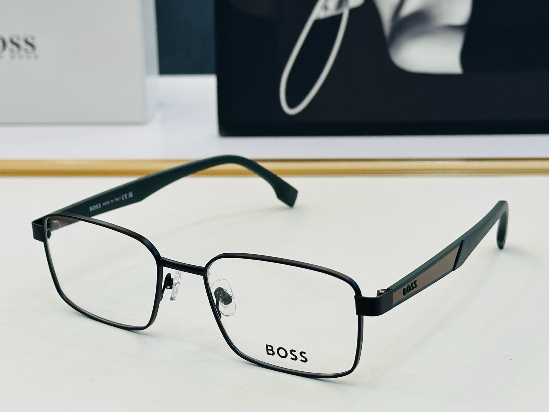 🆕 BOSS1769 Size：57口18-145 🕶🕶💋💋👣👣 不挑脸 🍁经典不过时框型 Z品质优良 