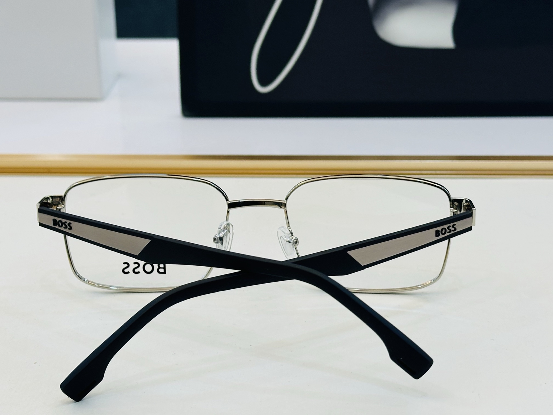 🆕 BOSS1769 Size：57口18-145 🕶🕶💋💋👣👣 不挑脸 🍁经典不过时框型 Z品质优良 