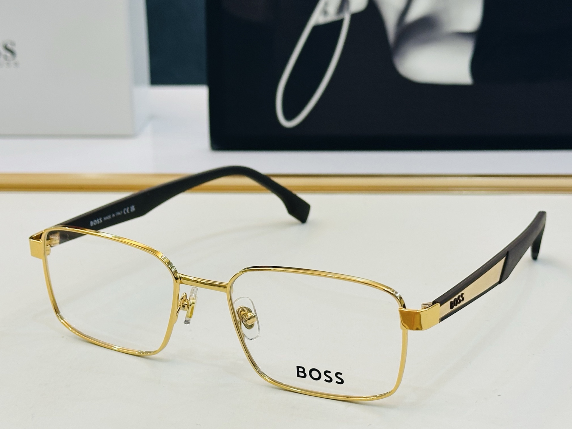 🆕 BOSS1769 Size：57口18-145 🕶🕶💋💋👣👣 不挑脸 🍁经典不过时框型 Z品质优良 