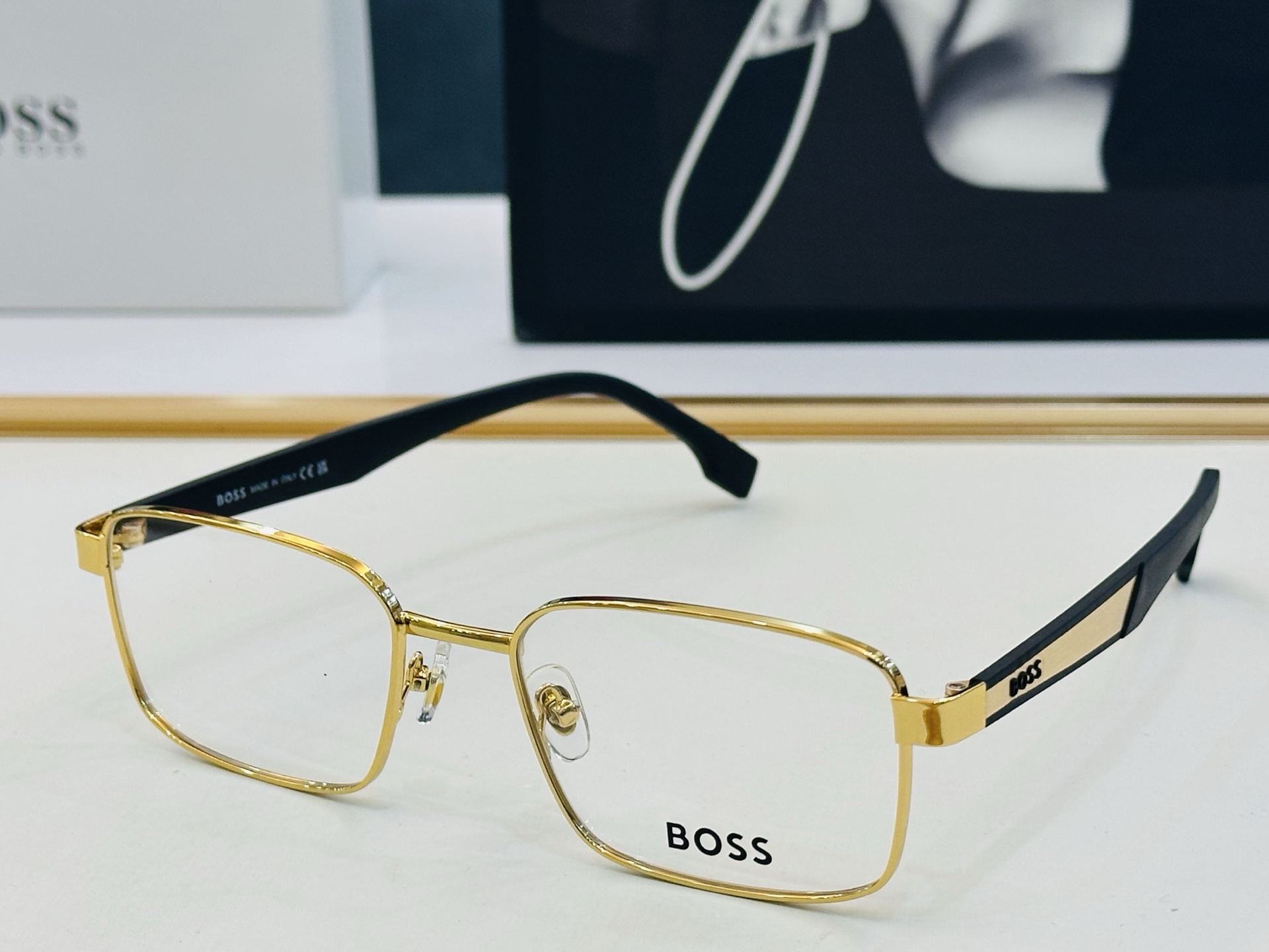 🆕 BOSS1769 Size：57口18-145 🕶🕶💋💋👣👣 不挑脸 🍁经典不过时框型 Z品质优良 