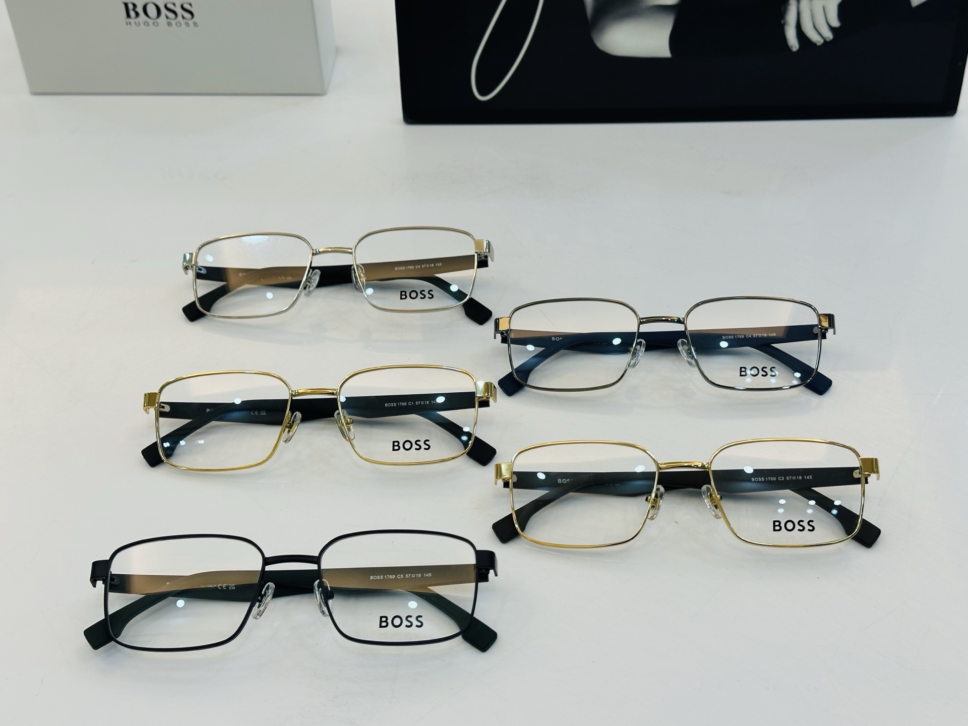 🆕 BOSS1769 Size：57口18-145 🕶🕶💋💋👣👣 不挑脸 🍁经典不过时框型 Z品质优良 