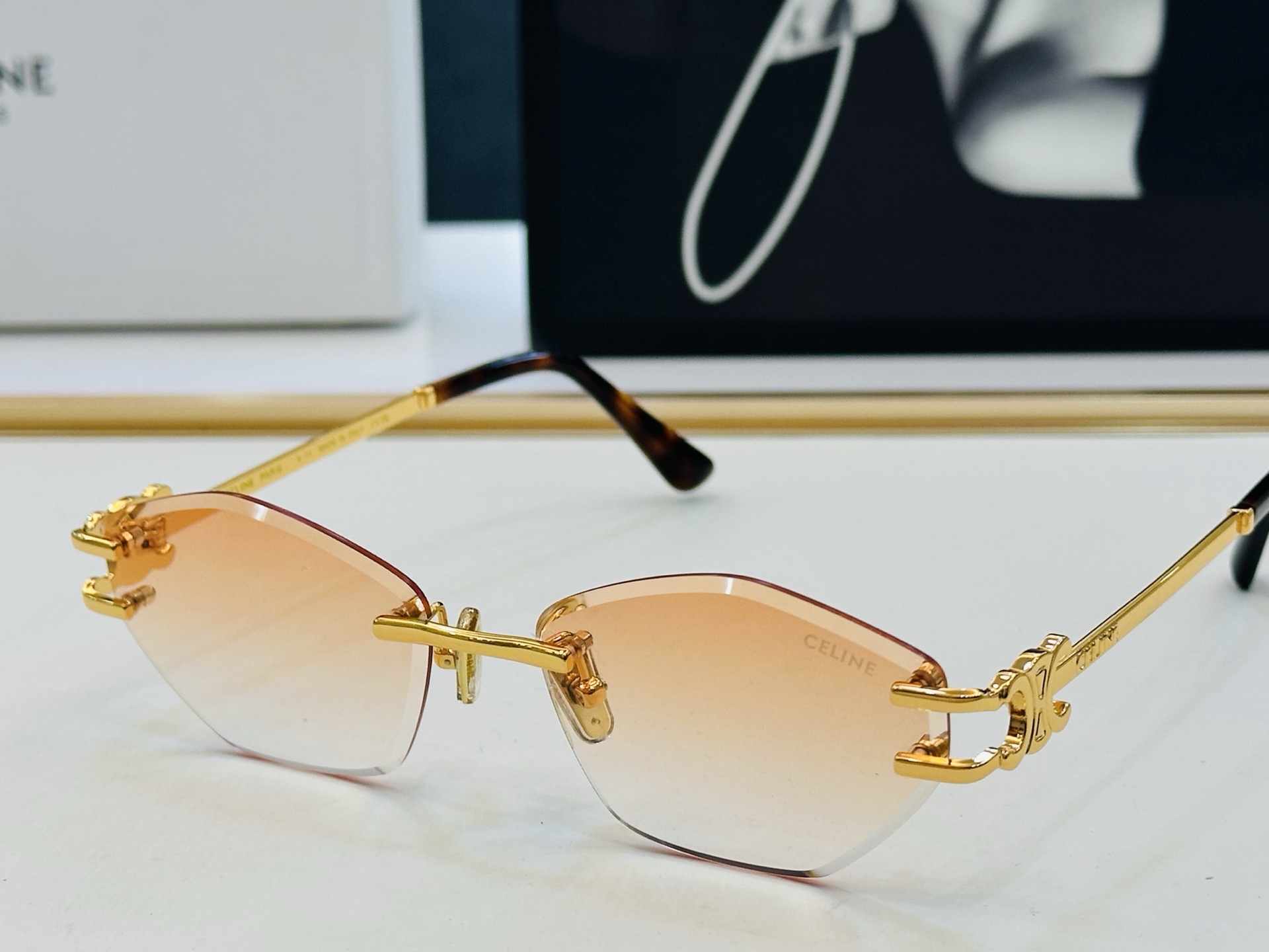 【CELINE】赛琳 CL42146U Size：56口17-140 一直热销的款式 欧美风 光泽度好 