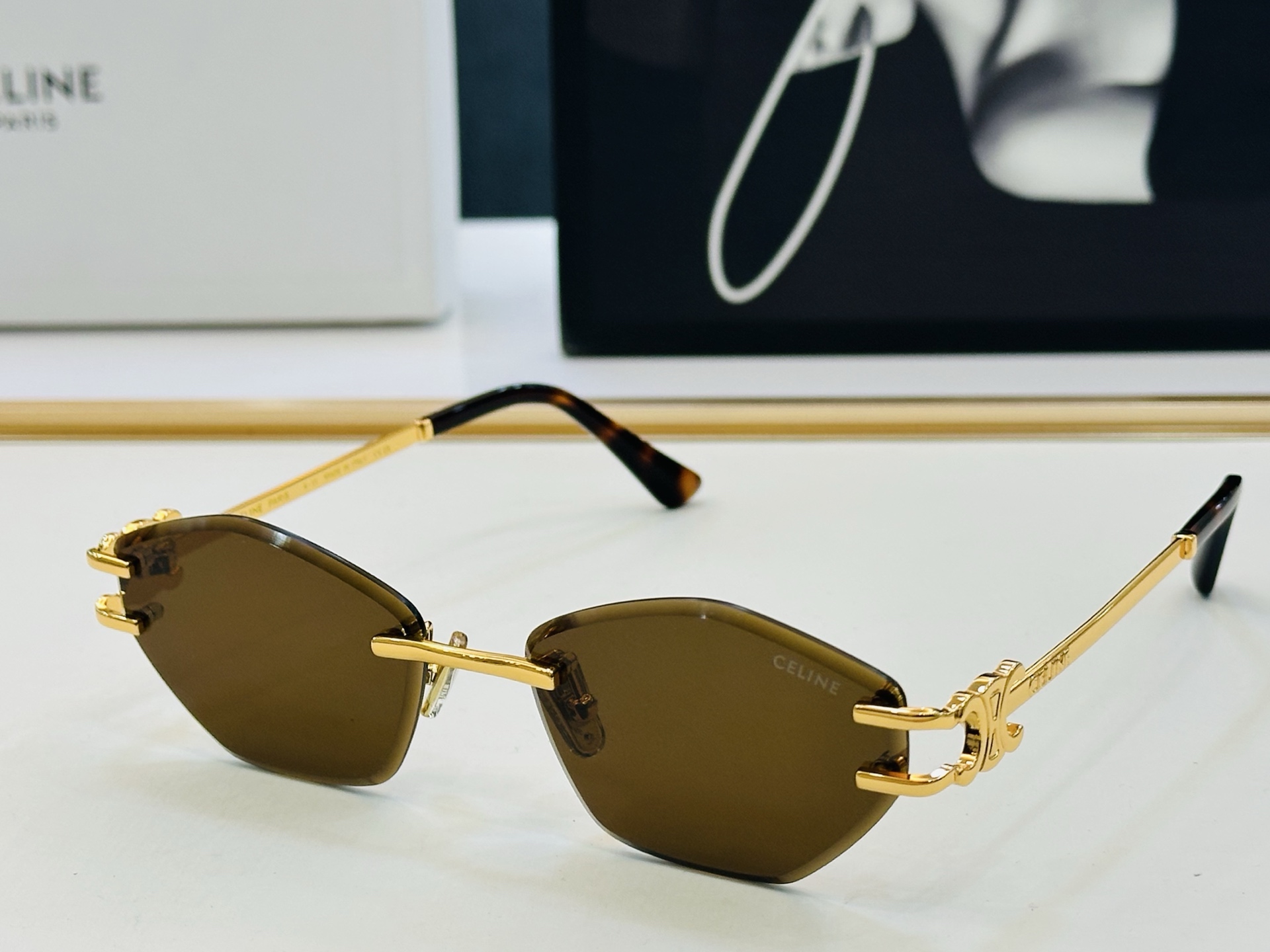 【CELINE】赛琳 CL42146U Size：56口17-140 一直热销的款式 欧美风 光泽度好 
