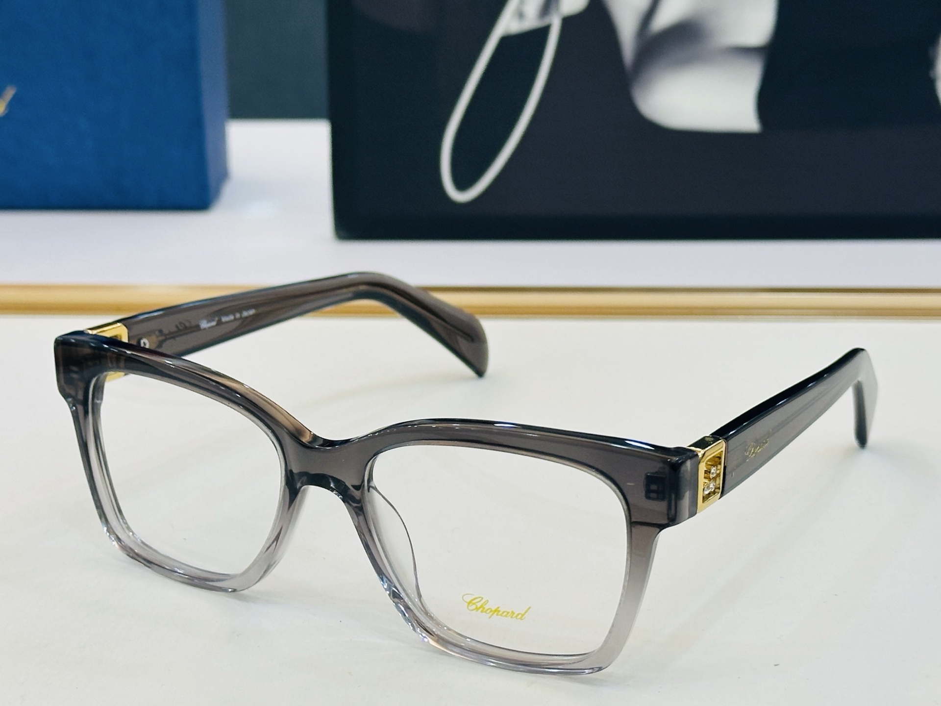 原版 ChoPard肖邦 MODEL: VCH401S Size：54口18-145 以现代时尚的设计风