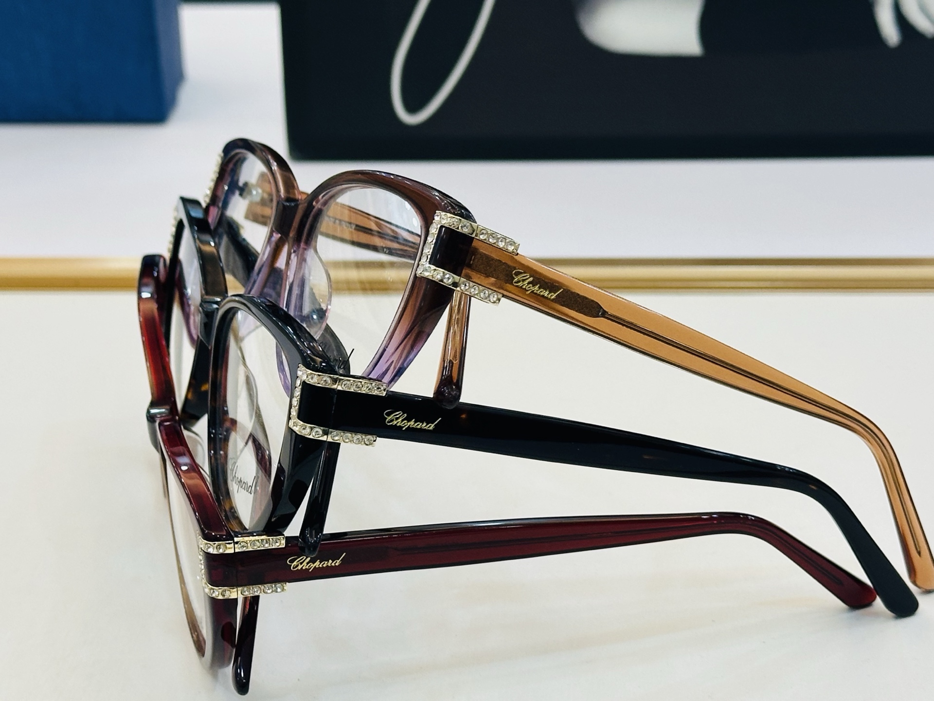 原版 ChoPard肖邦 MODEL: VCH182S Size：53口17-145 以现代时尚的设计风