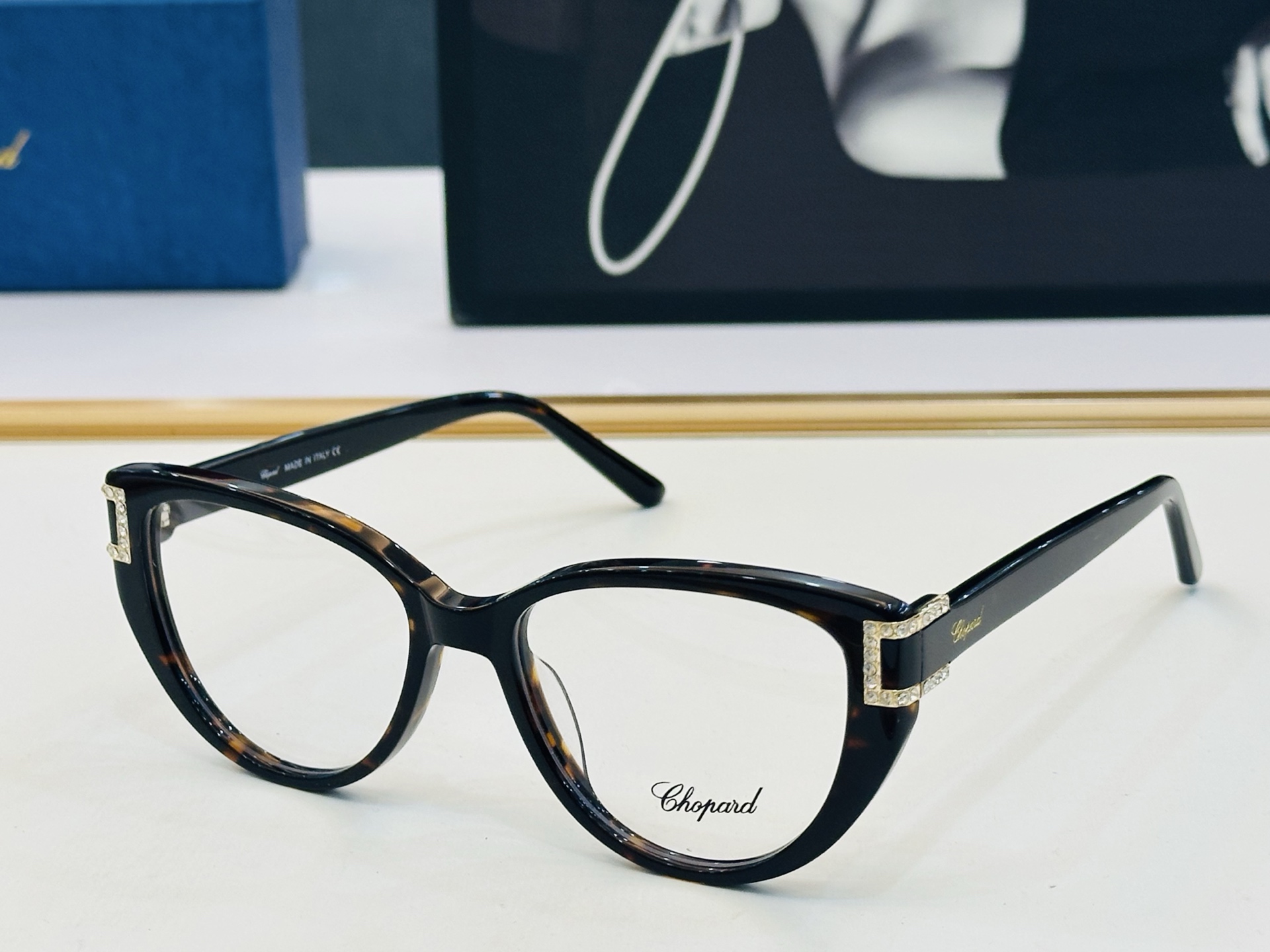 原版 ChoPard肖邦 MODEL: VCH182S Size：53口17-145 以现代时尚的设计风