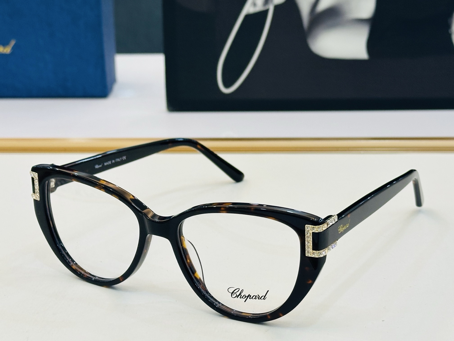 原版 ChoPard肖邦 MODEL: VCH182S Size：53口17-145 以现代时尚的设计风