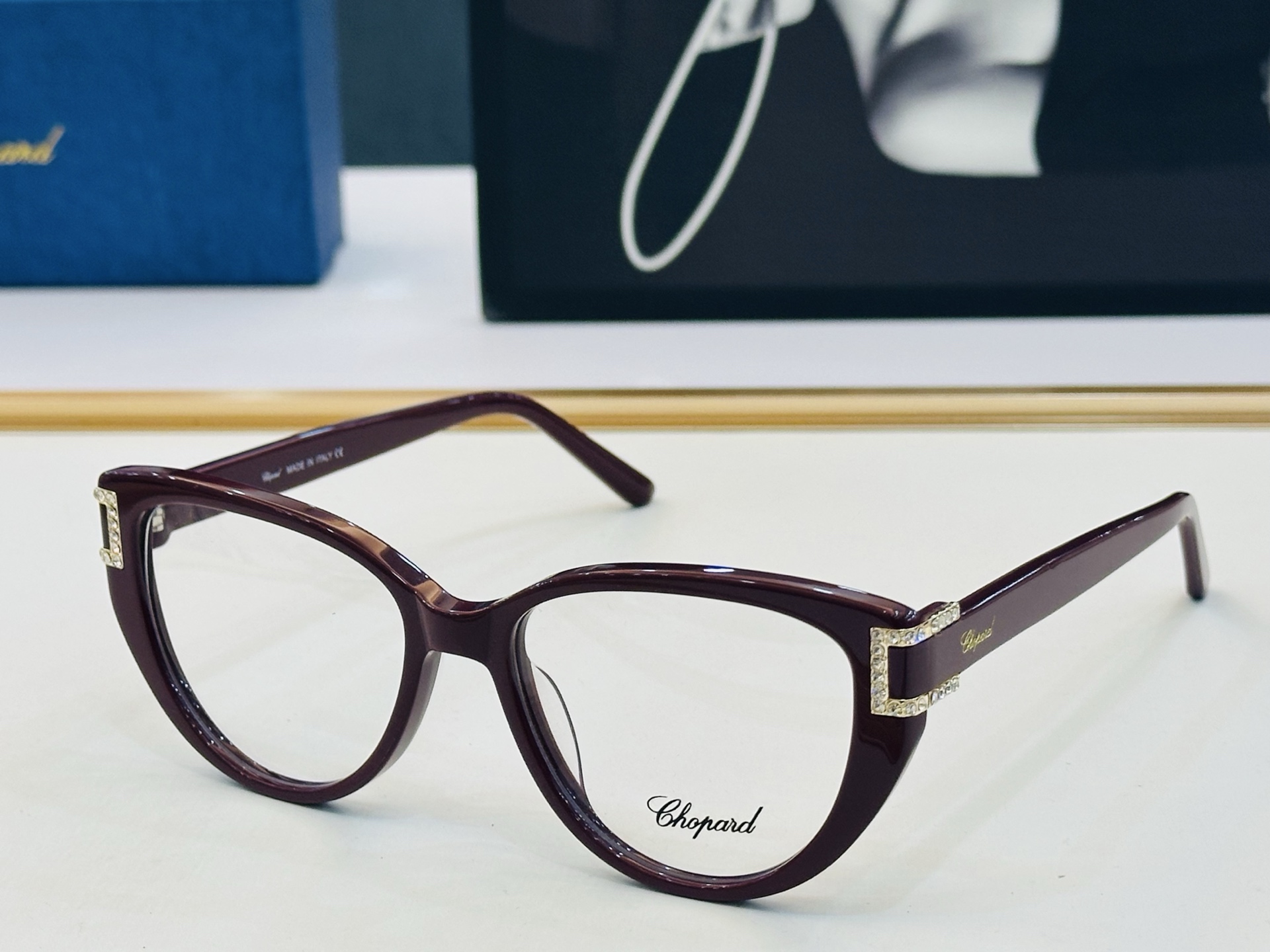 原版 ChoPard肖邦 MODEL: VCH182S Size：53口17-145 以现代时尚的设计风