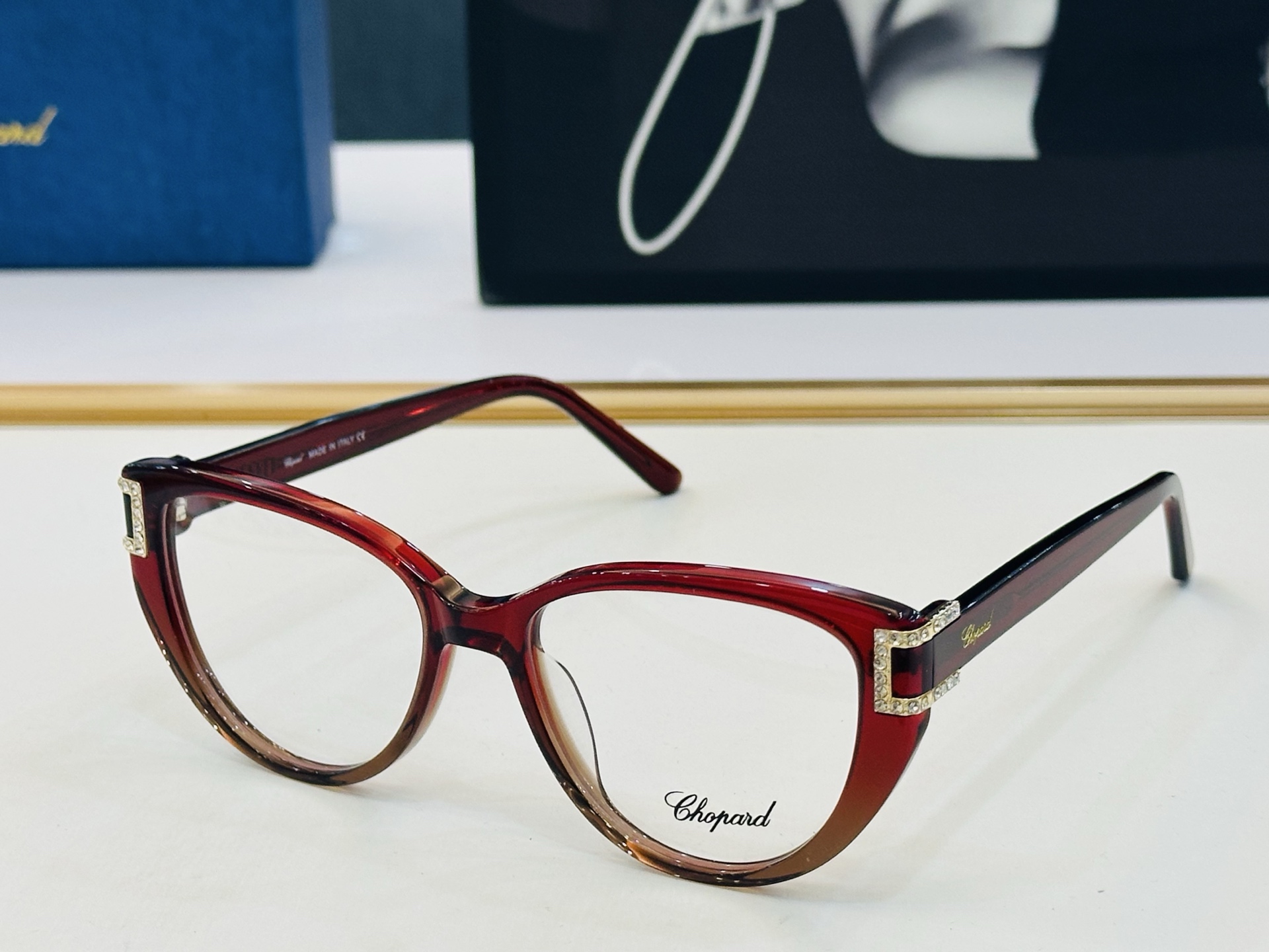 原版 ChoPard肖邦 MODEL: VCH182S Size：53口17-145 以现代时尚的设计风