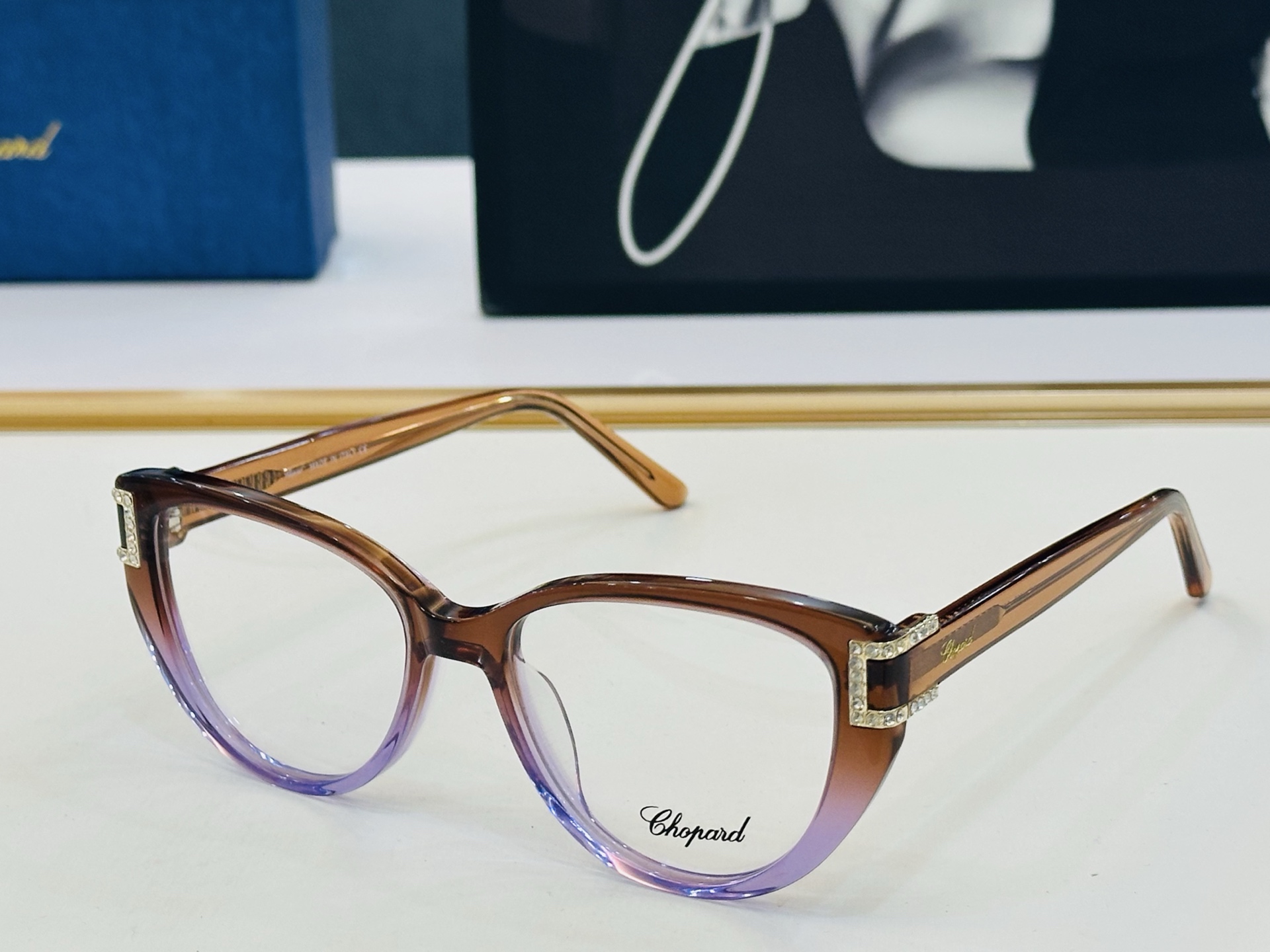 原版 ChoPard肖邦 MODEL: VCH182S Size：53口17-145 以现代时尚的设计风