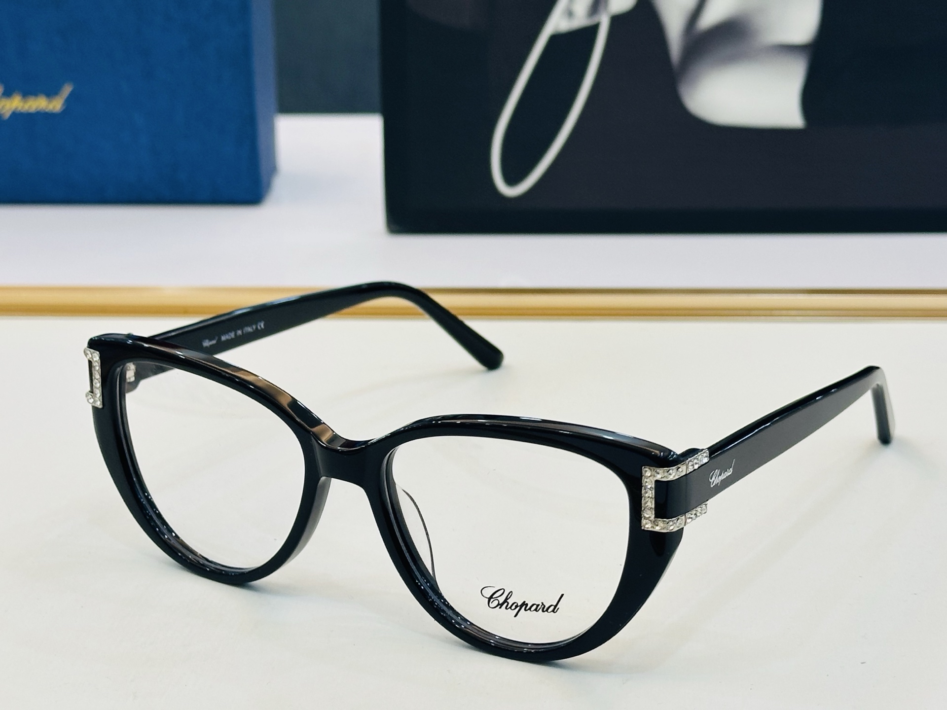 原版 ChoPard肖邦 MODEL: VCH182S Size：53口17-145 以现代时尚的设计风