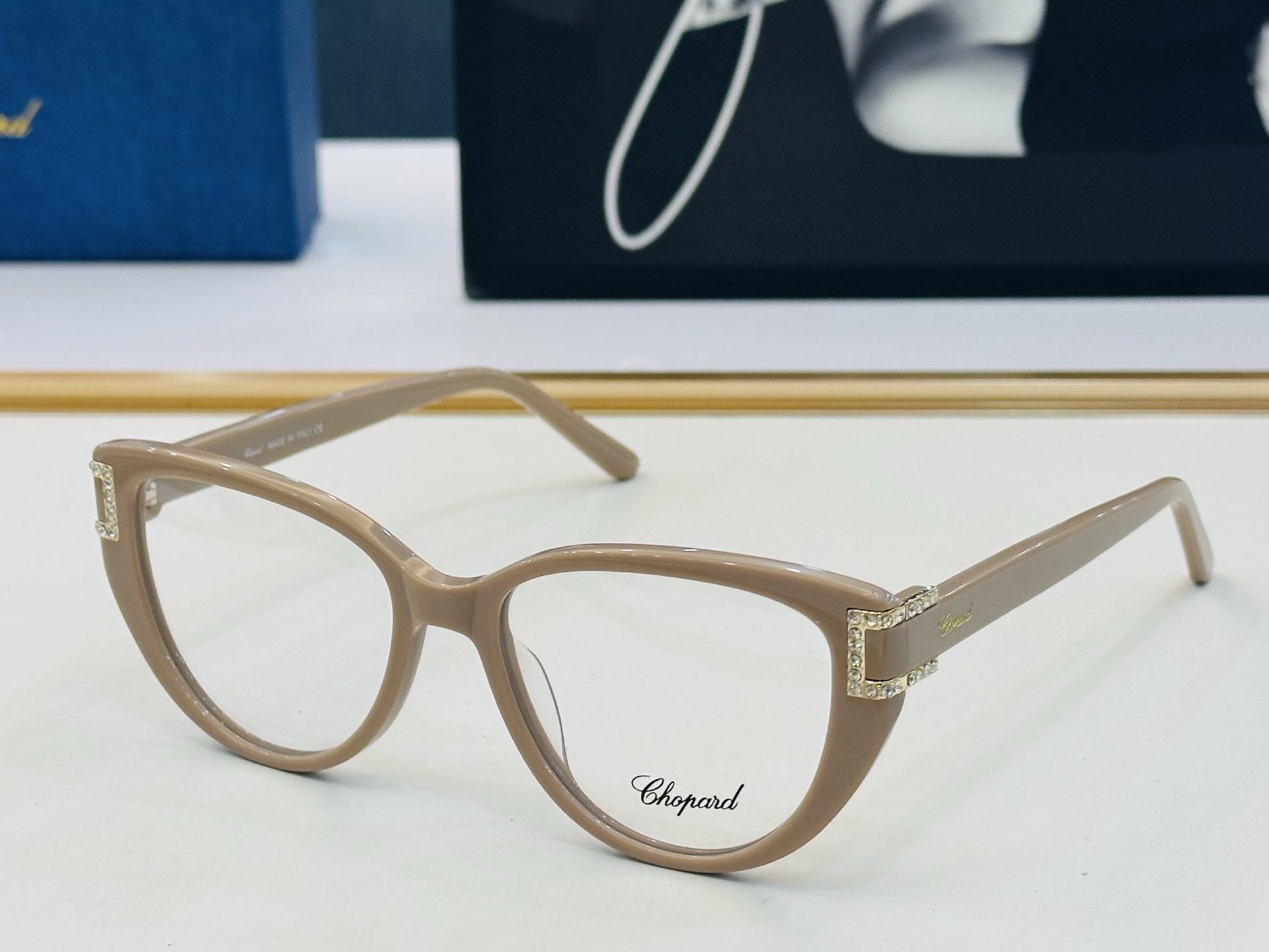 原版 ChoPard肖邦 MODEL: VCH182S Size：53口17-145 以现代时尚的设计风